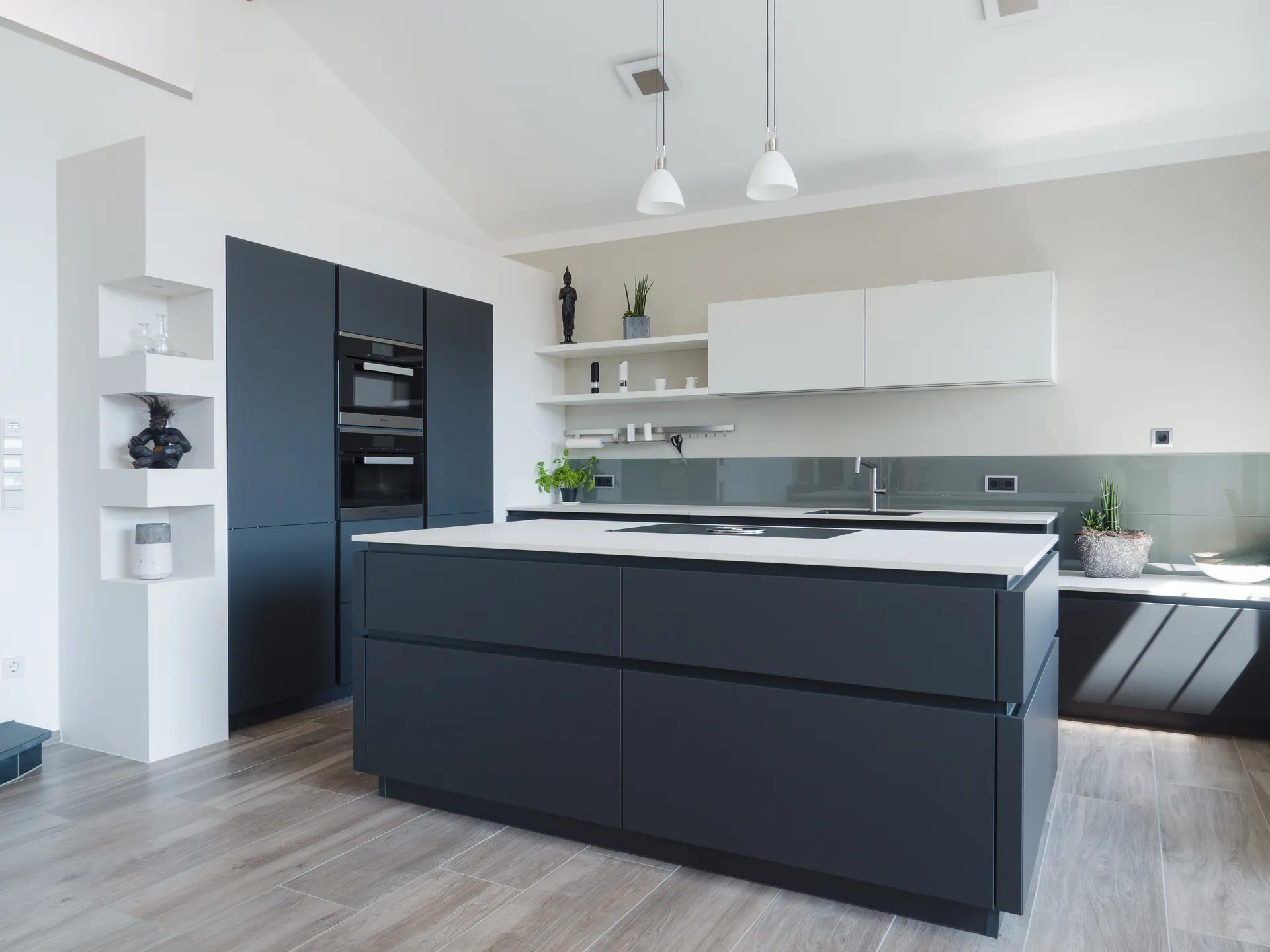Designküche in Schwarz-Weiß – Grifflose Wohnküche modern umgesetzt