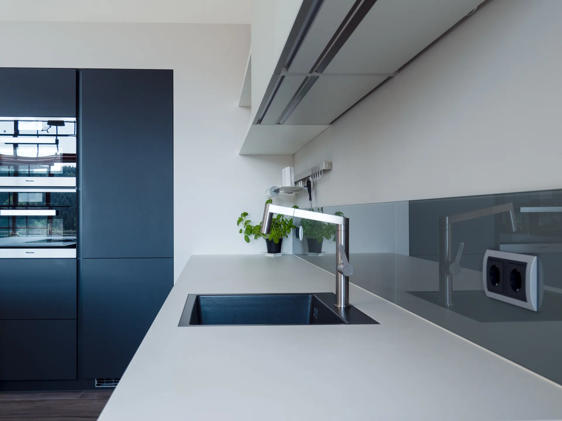 Designküche in Schwarz-Weiß – Grifflose Wohnküche modern umgesetzt