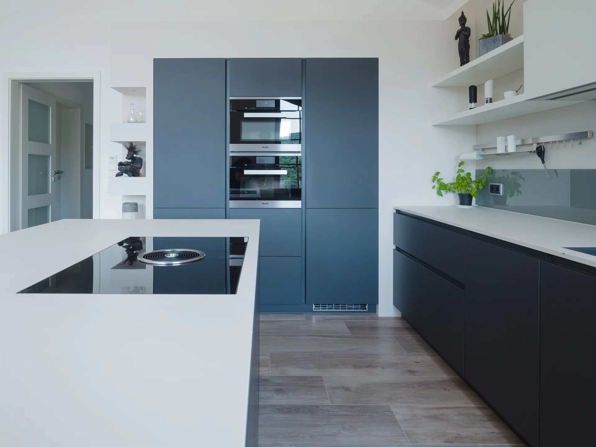 Designküche in Schwarz-Weiß – Grifflose Wohnküche modern umgesetzt