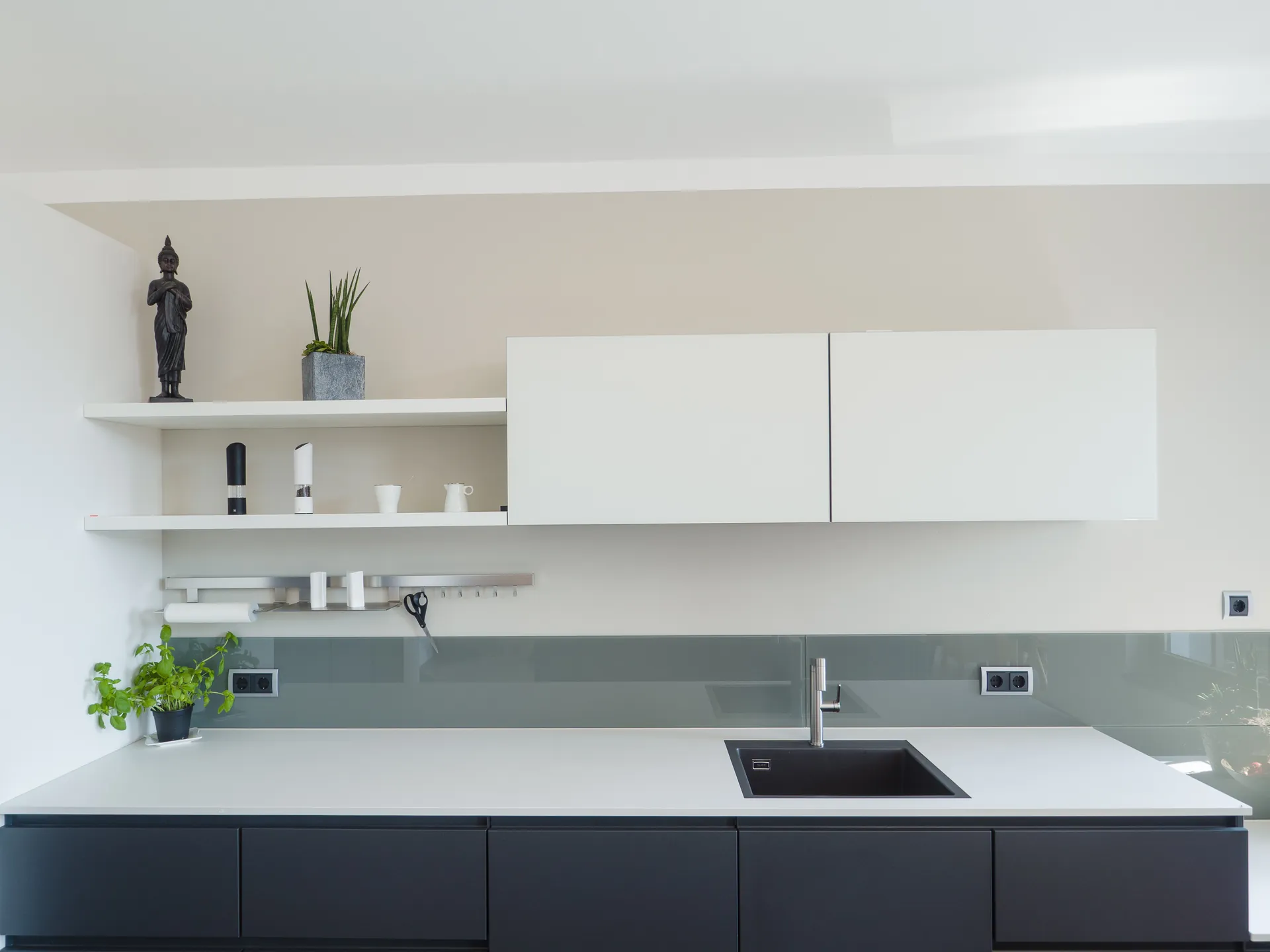 Designküche in Schwarz-Weiß – Grifflose Wohnküche modern umgesetzt