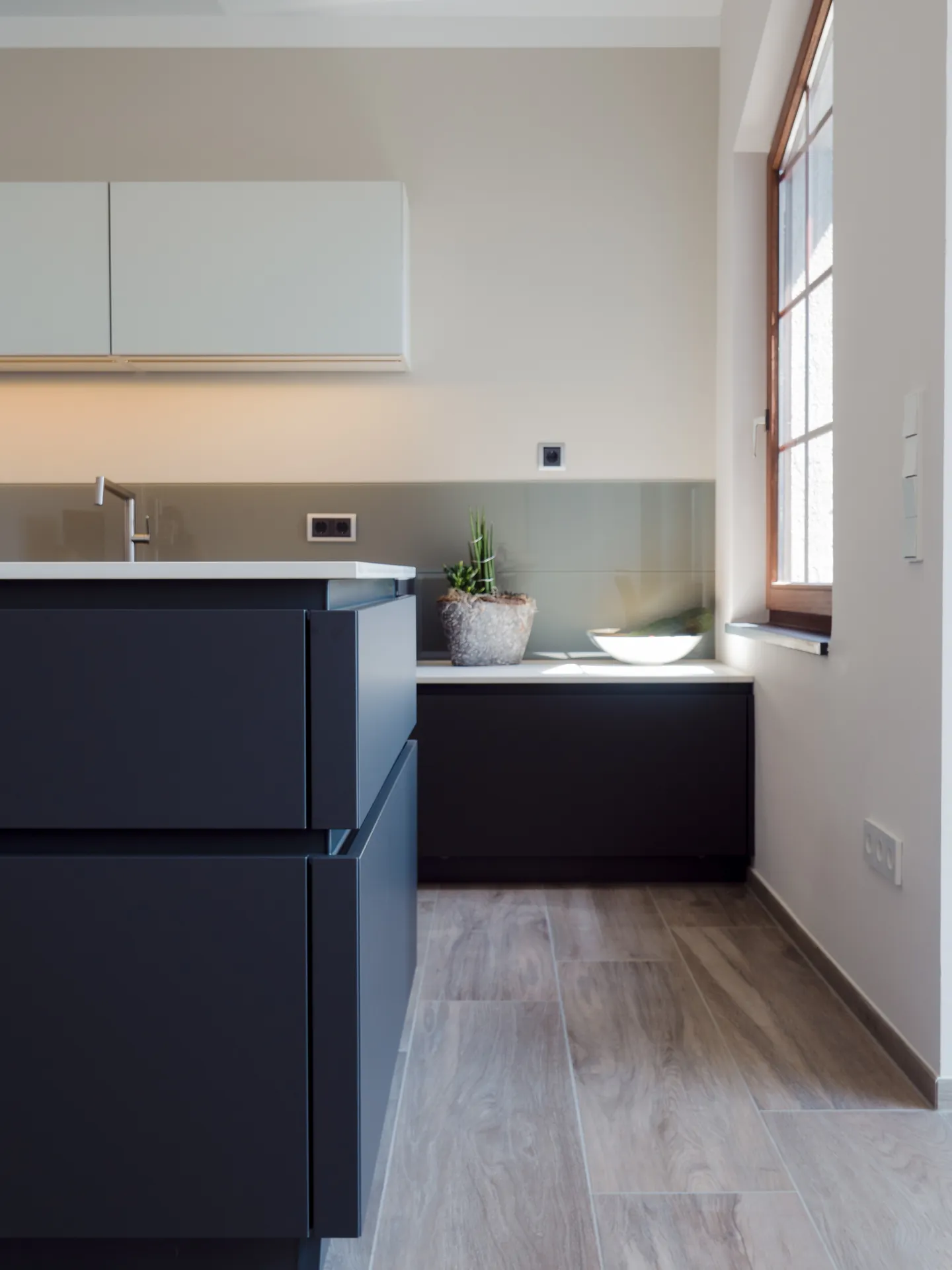 Designküche in Schwarz-Weiß – Grifflose Wohnküche modern umgesetzt