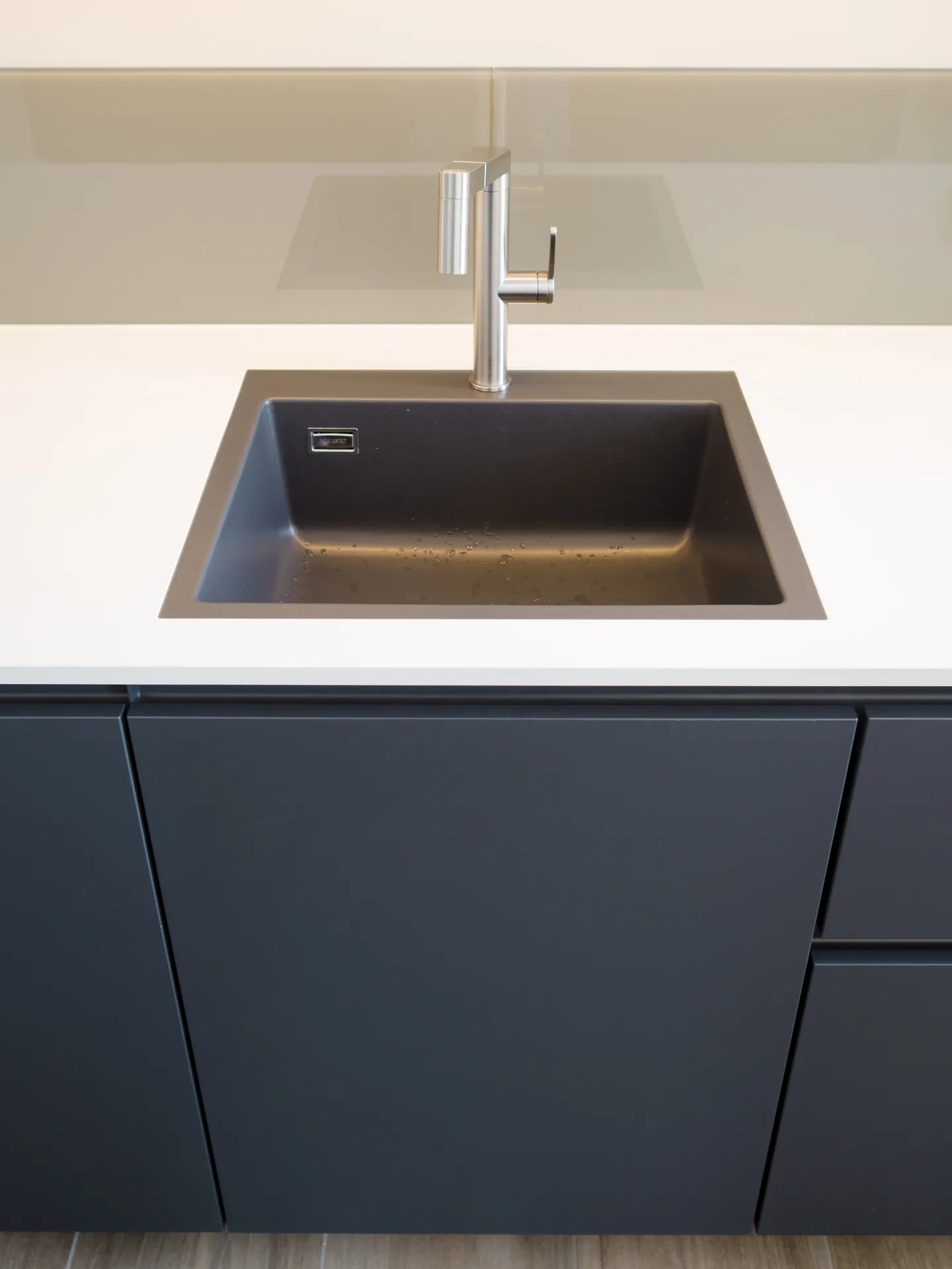 Designküche in Schwarz-Weiß – Grifflose Wohnküche modern umgesetzt