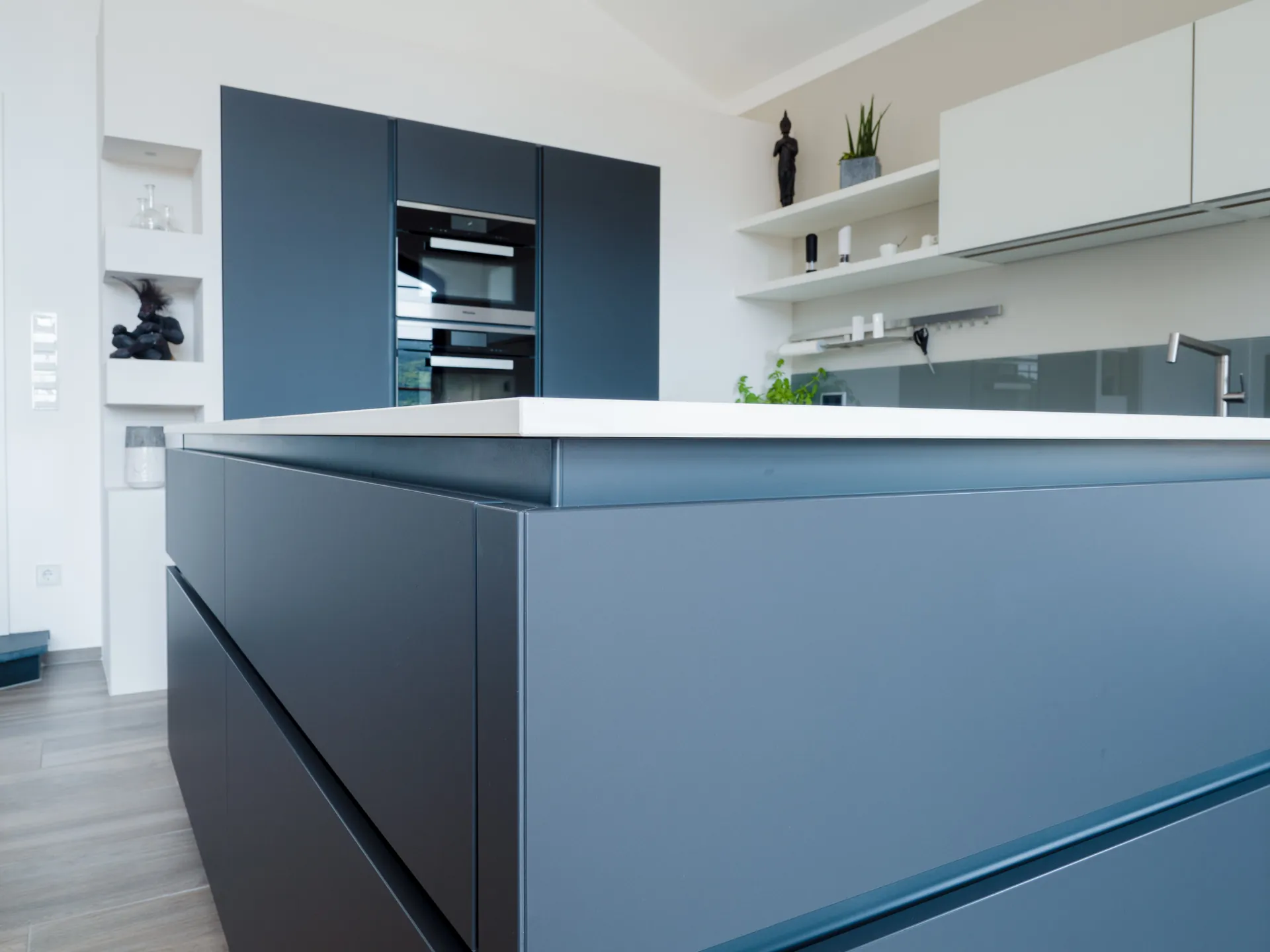 Designküche in Schwarz-Weiß – Grifflose Wohnküche modern umgesetzt