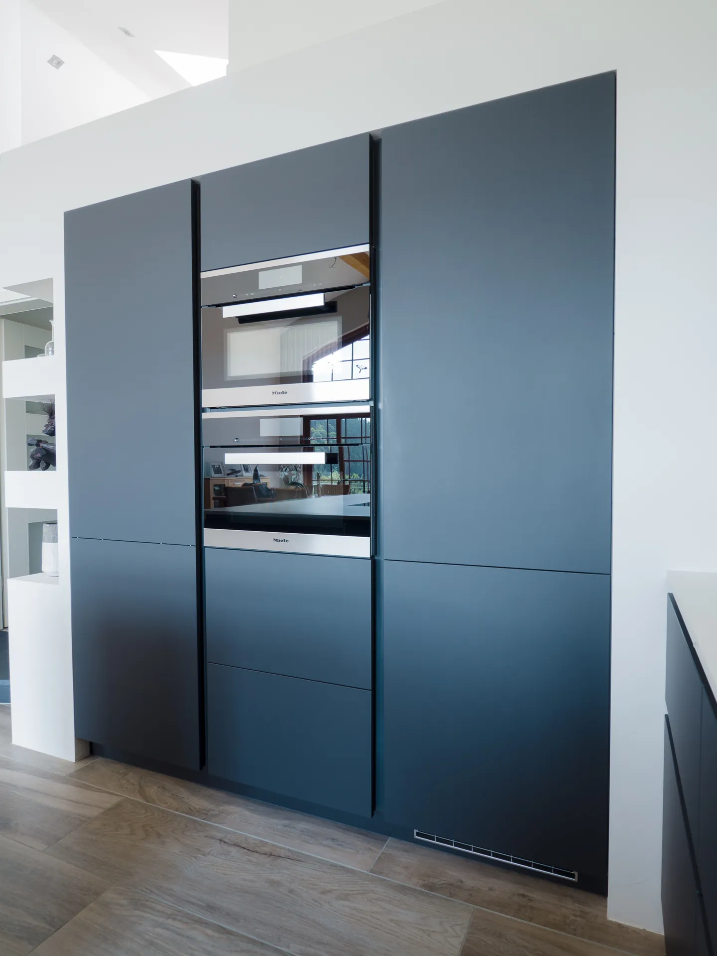 Designküche in Schwarz-Weiß – Grifflose Wohnküche modern umgesetzt
