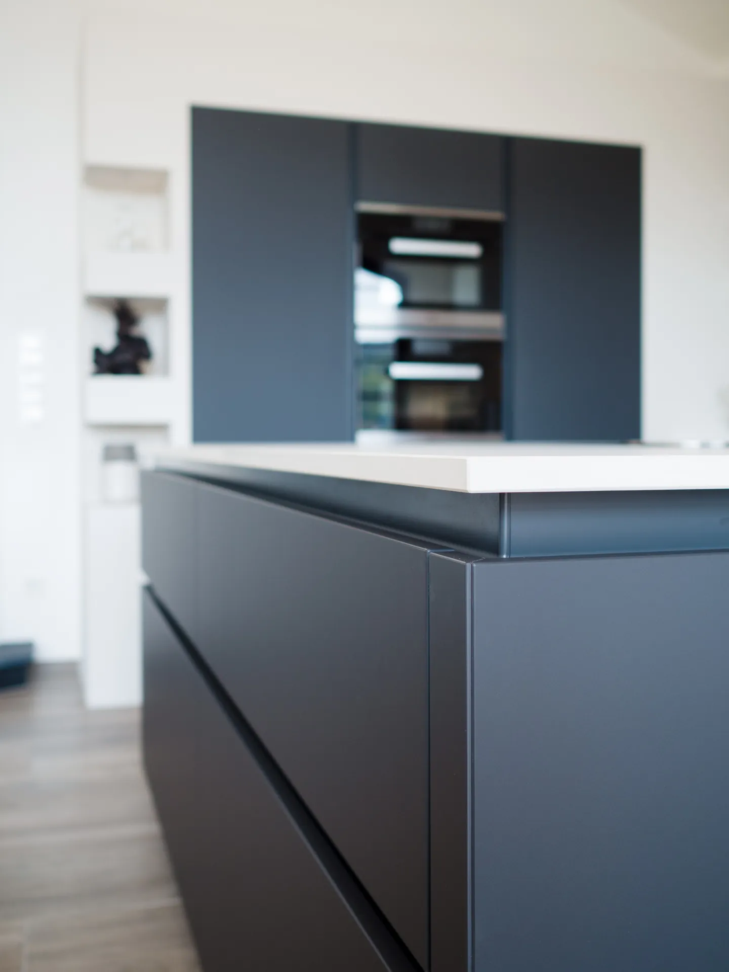 Designküche in Schwarz-Weiß – Grifflose Wohnküche modern umgesetzt