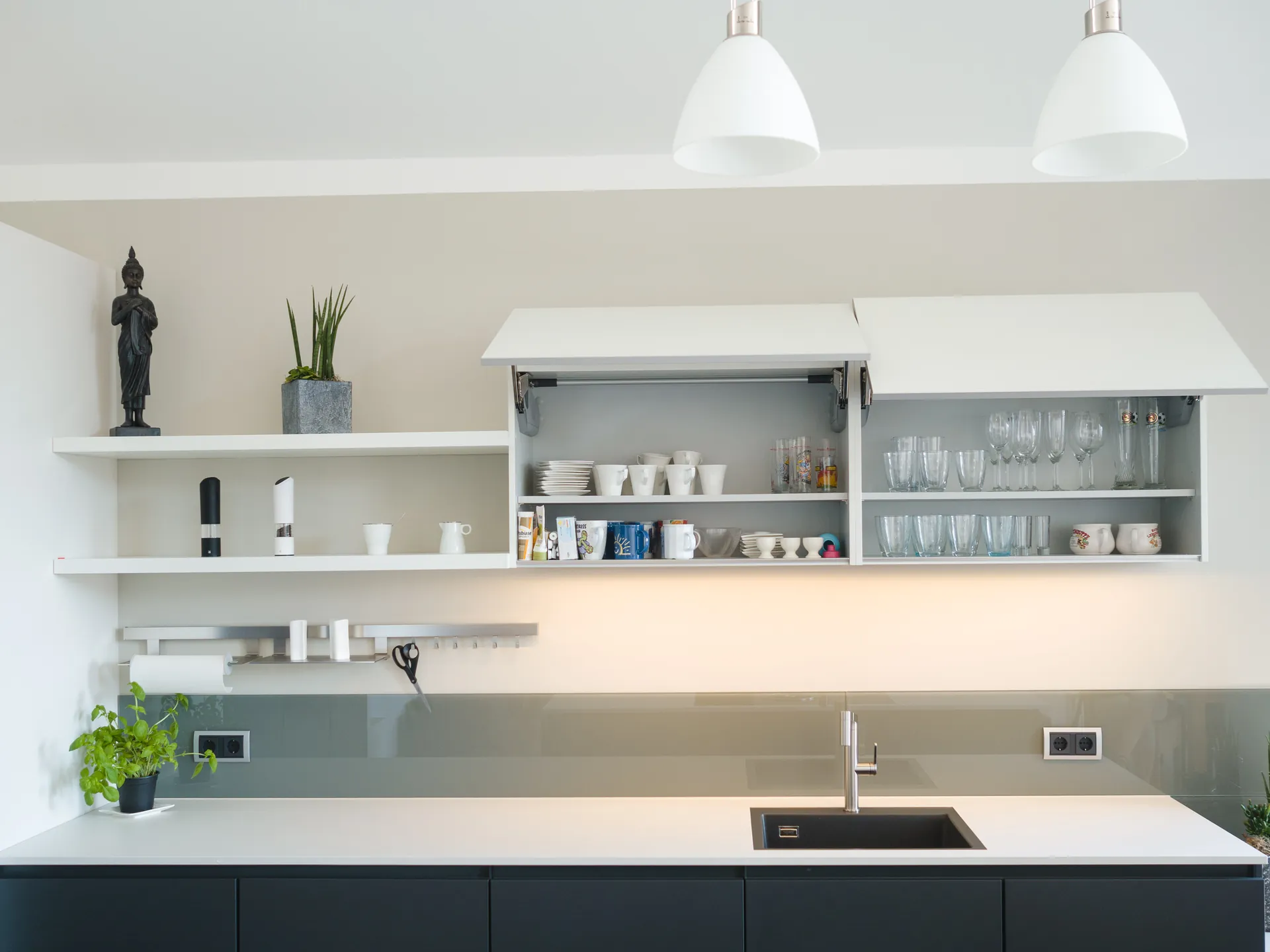 Designküche in Schwarz-Weiß – Grifflose Wohnküche modern umgesetzt