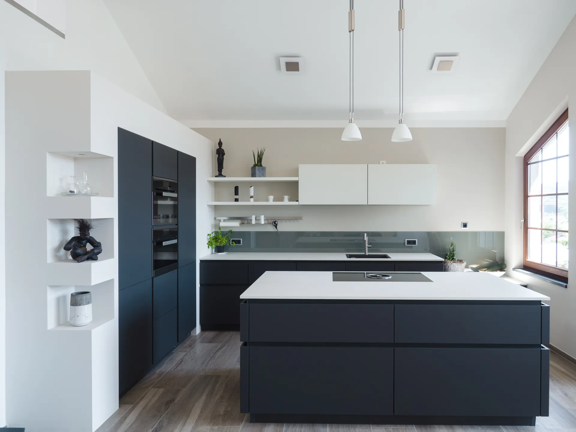Designküche in Schwarz-Weiß – Grifflose Wohnküche modern umgesetzt