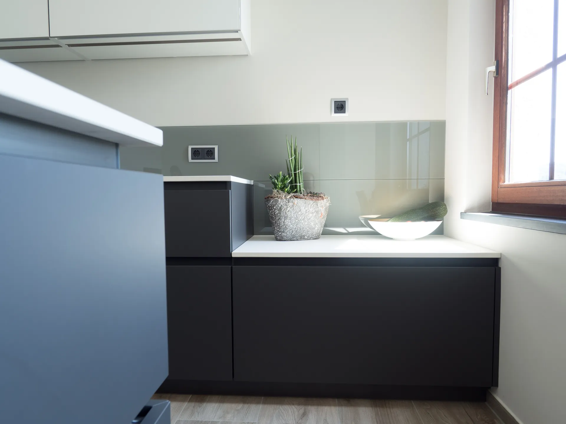 Designküche in Schwarz-Weiß – Grifflose Wohnküche modern umgesetzt