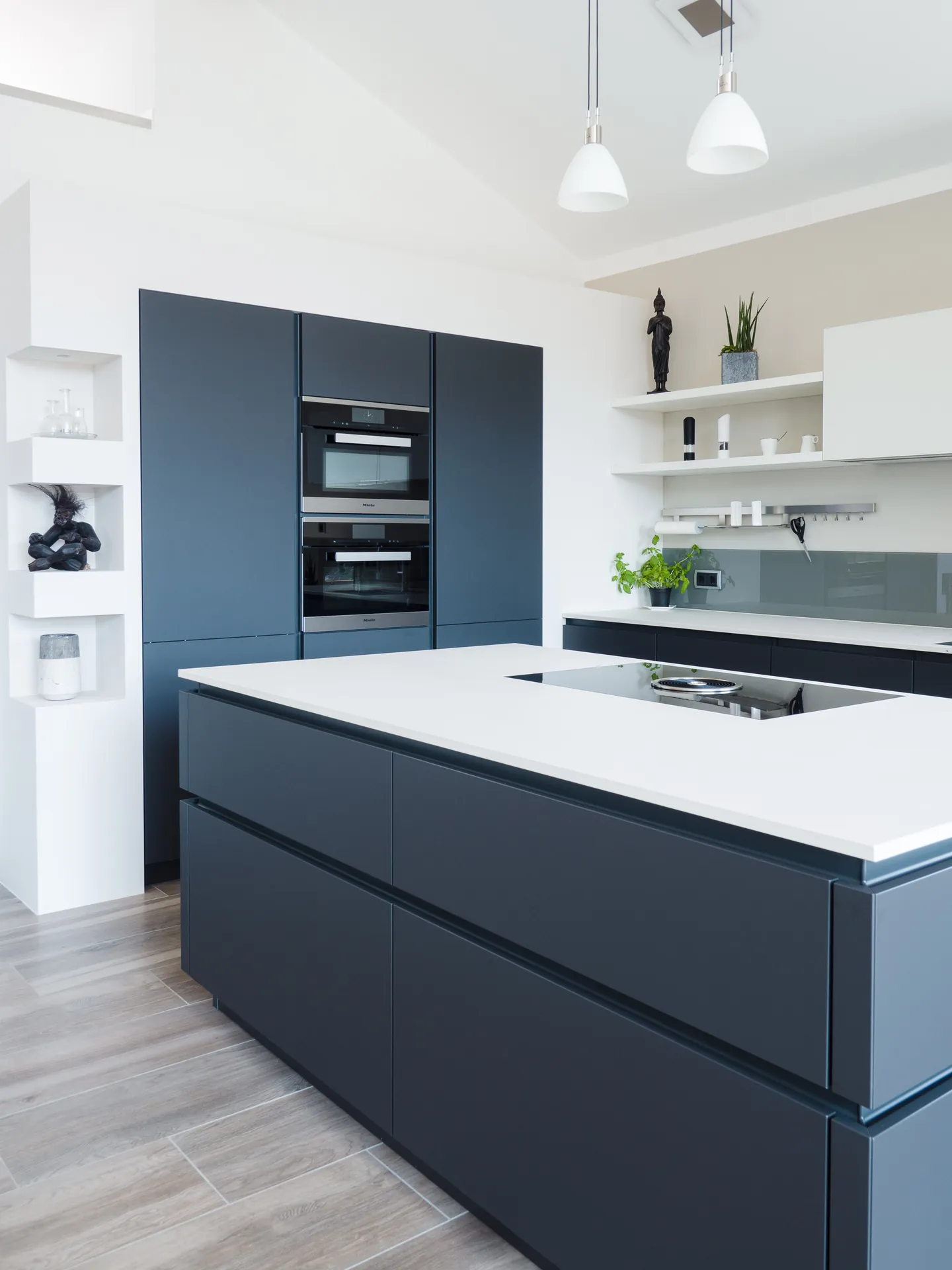 Designküche in Schwarz-Weiß – Grifflose Wohnküche modern umgesetzt