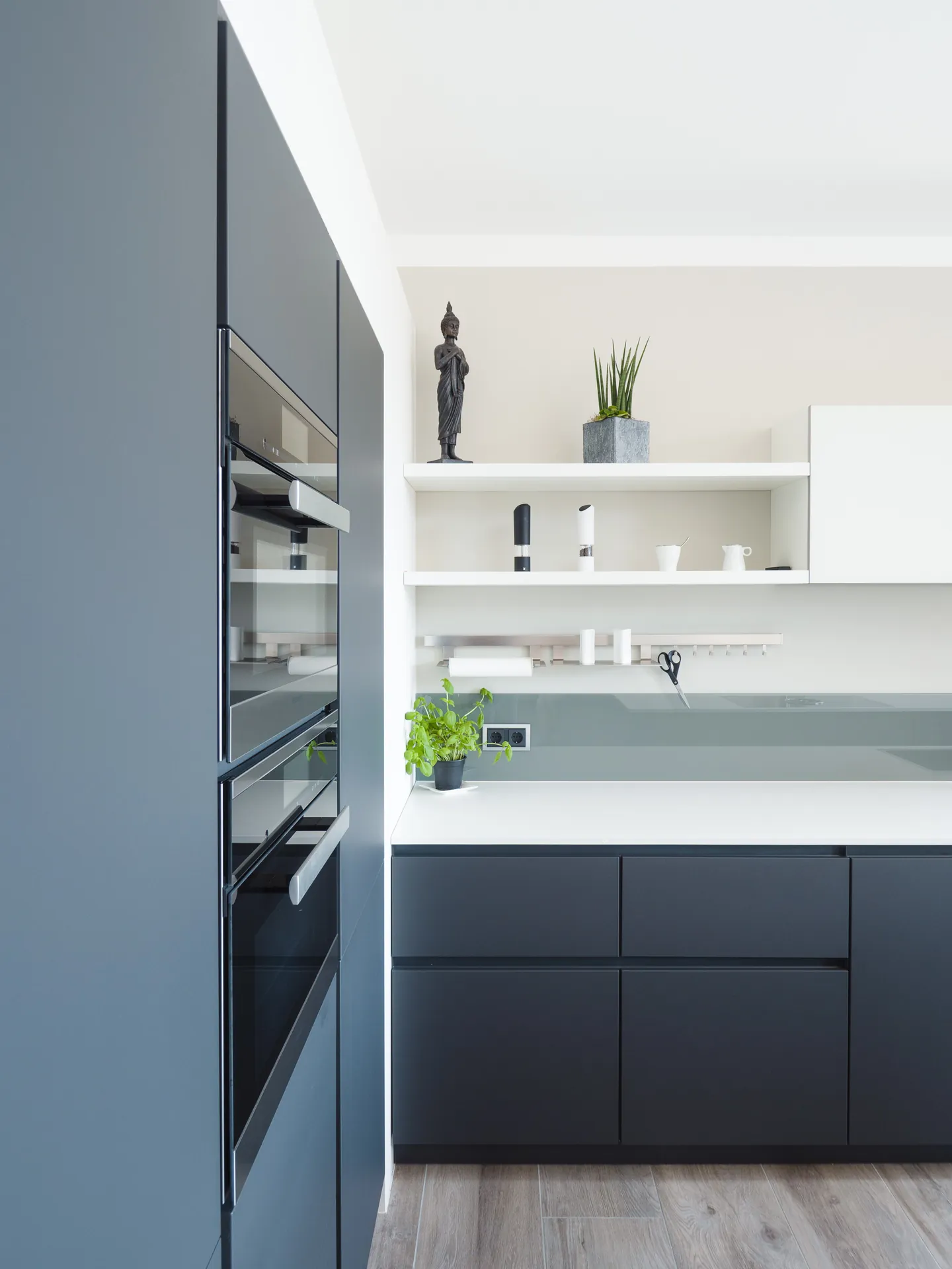 Designküche in Schwarz-Weiß – Grifflose Wohnküche modern umgesetzt