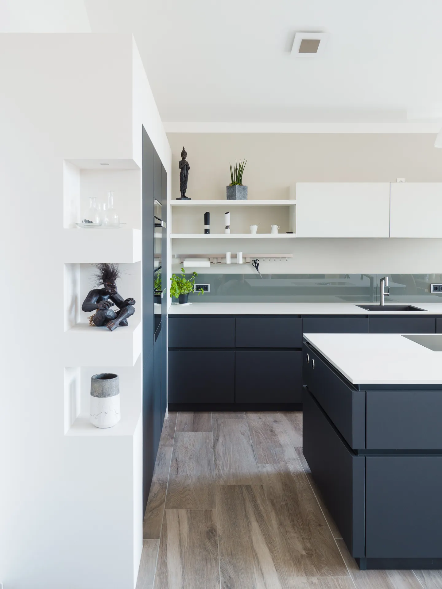 Designküche in Schwarz-Weiß – Grifflose Wohnküche modern umgesetzt