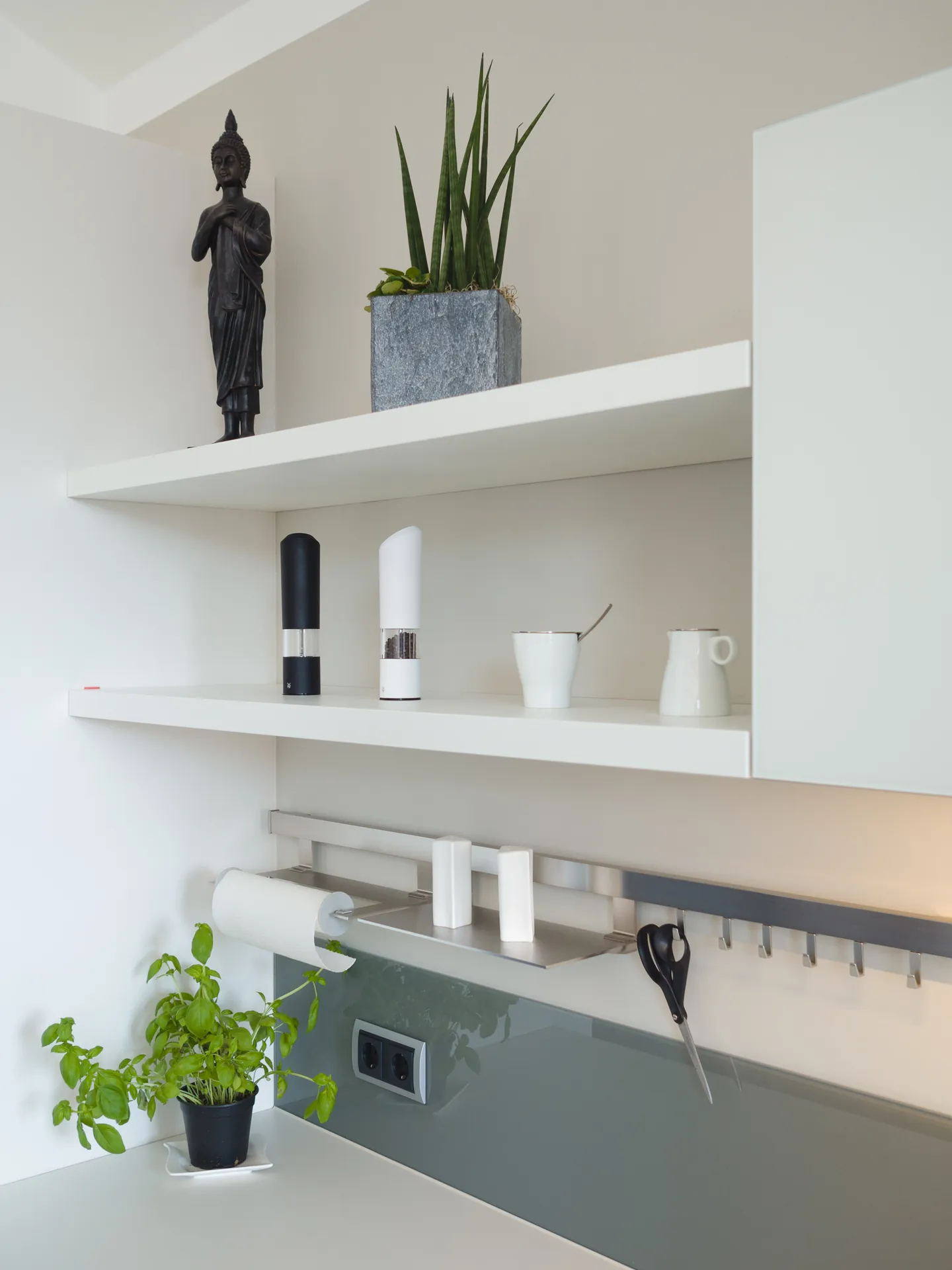 Designküche in Schwarz-Weiß – Grifflose Wohnküche modern umgesetzt