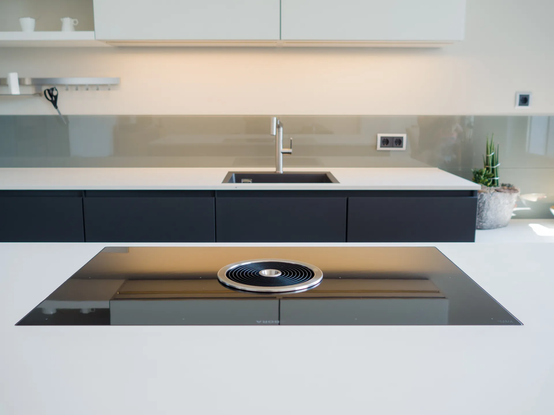 Designküche in Schwarz-Weiß – Grifflose Wohnküche modern umgesetzt