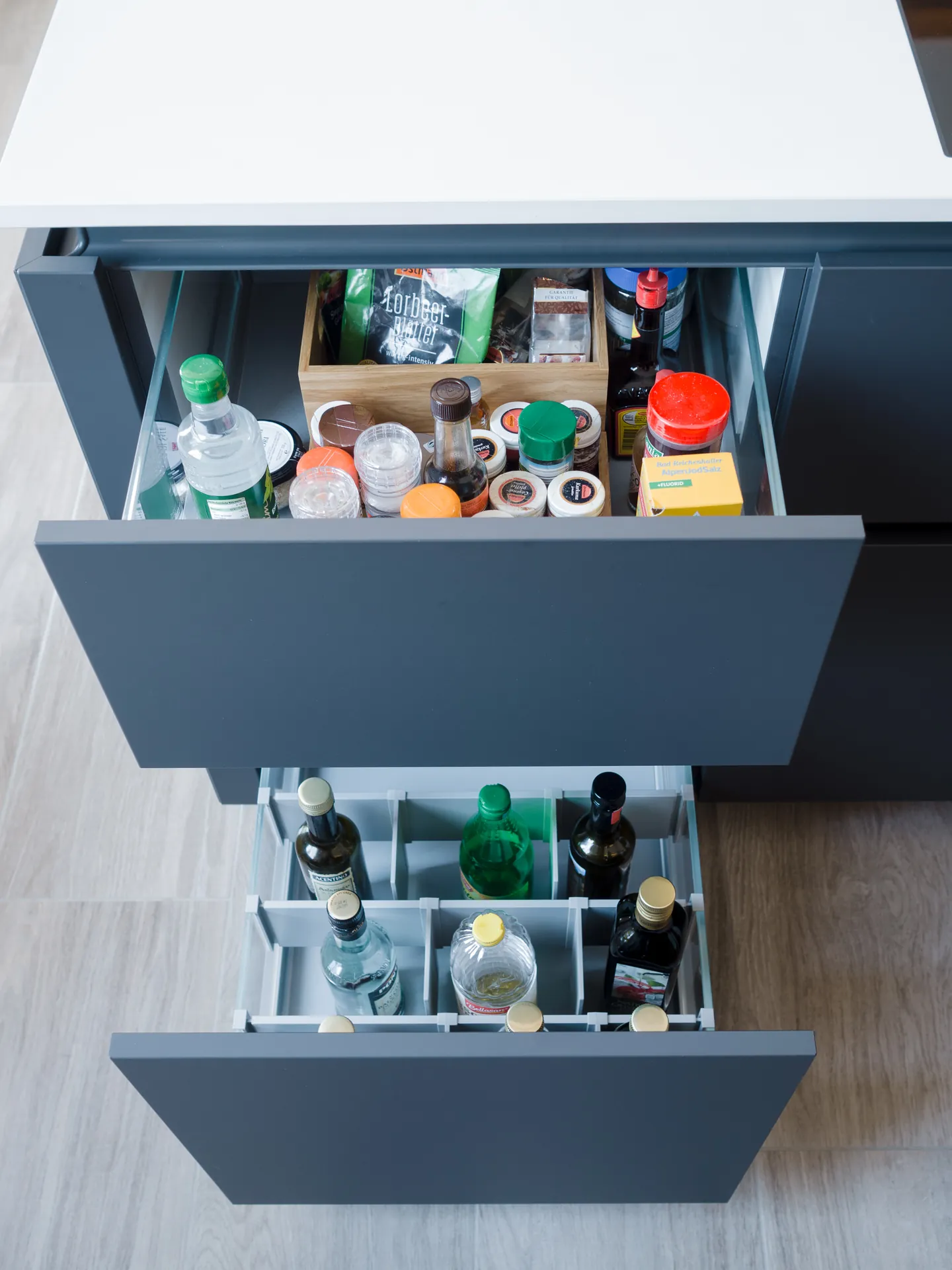 Designküche in Schwarz-Weiß – Grifflose Wohnküche modern umgesetzt
