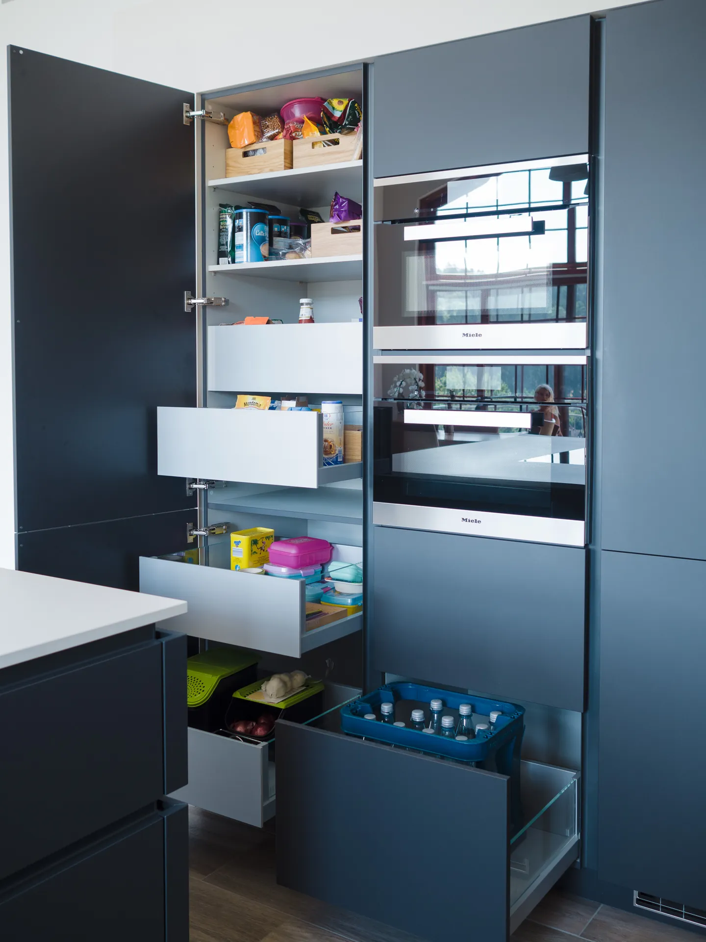Designküche in Schwarz-Weiß – Grifflose Wohnküche modern umgesetzt