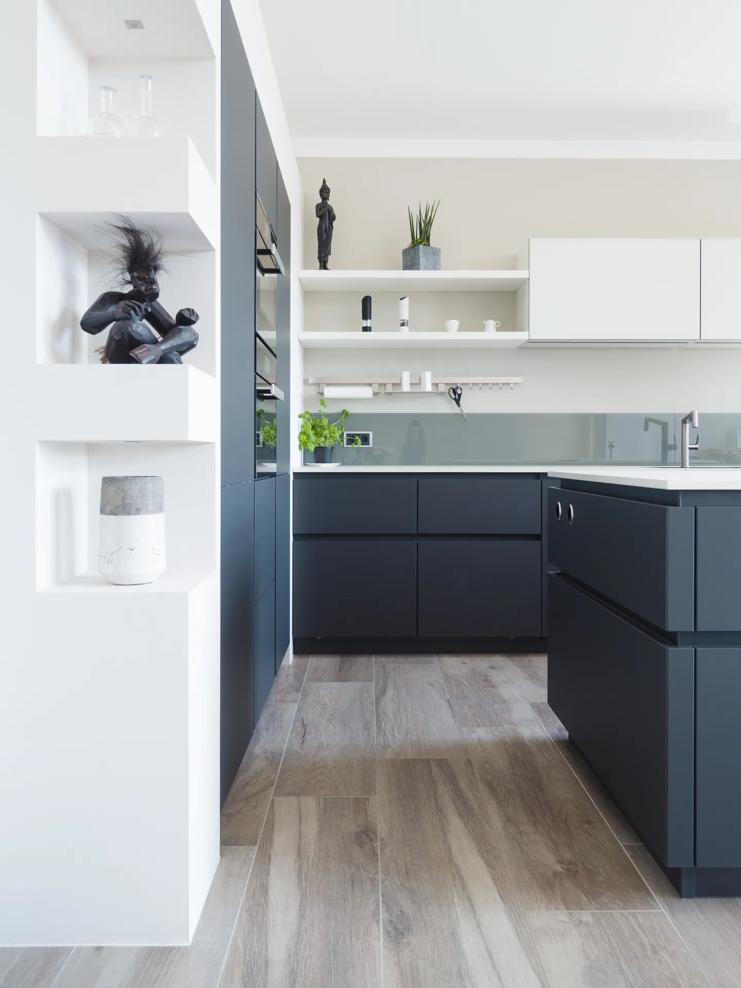 Designküche in Schwarz-Weiß – Grifflose Wohnküche modern umgesetzt