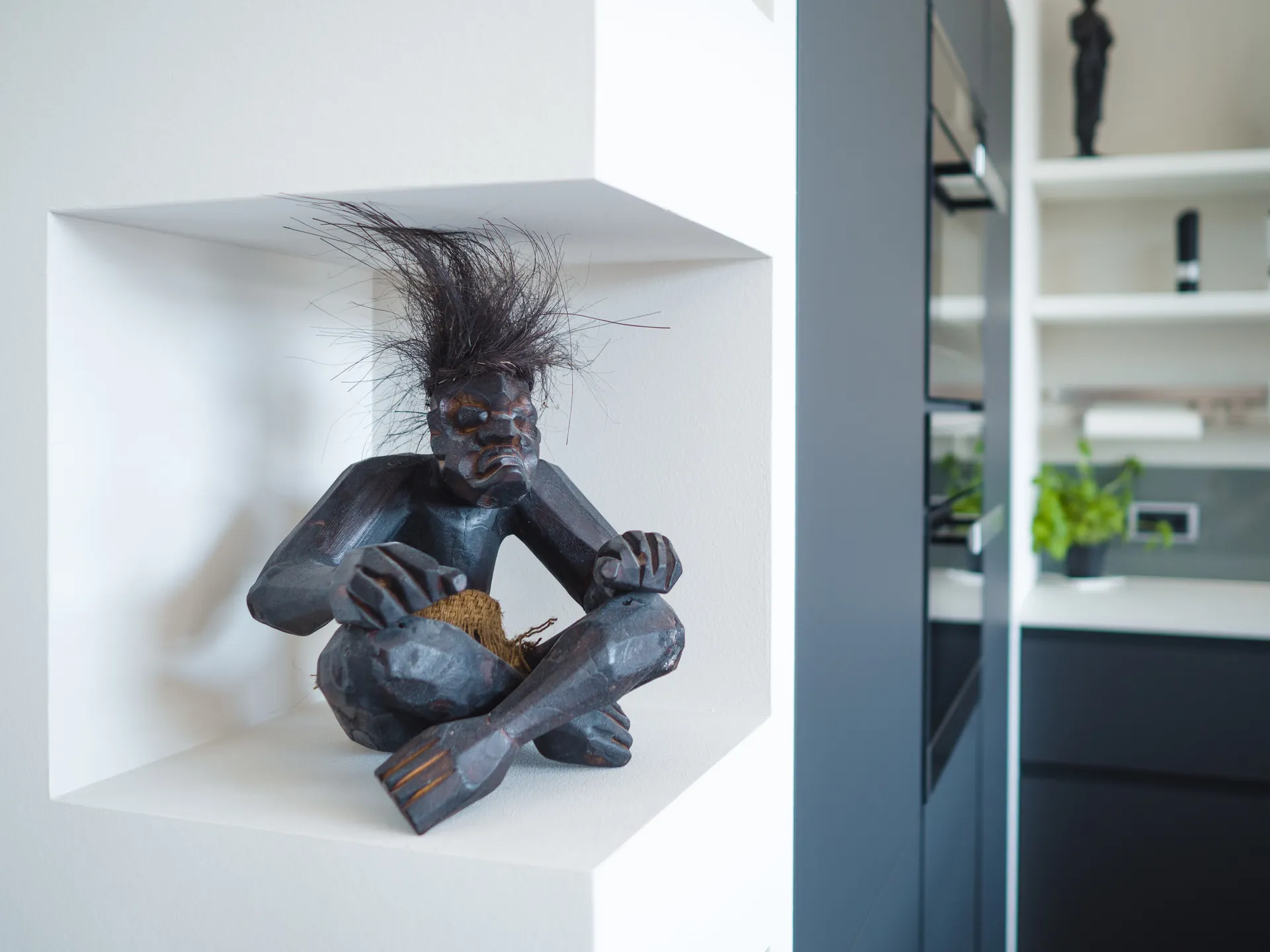 Designküche in Schwarz-Weiß – Grifflose Wohnküche modern umgesetzt