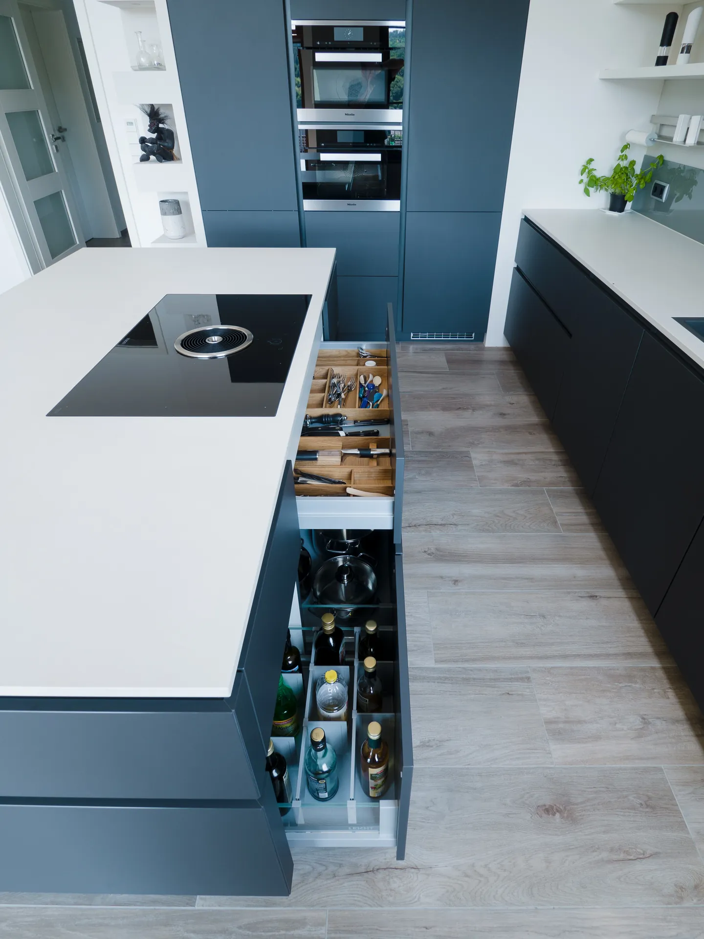 Designküche in Schwarz-Weiß – Grifflose Wohnküche modern umgesetzt