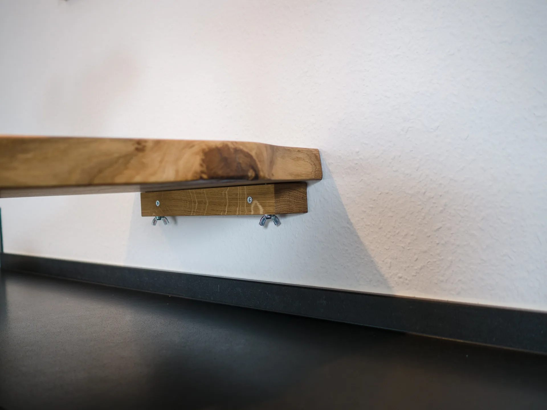 Designküche in U-Form – Häcker Küche in Weiß Hochglanz