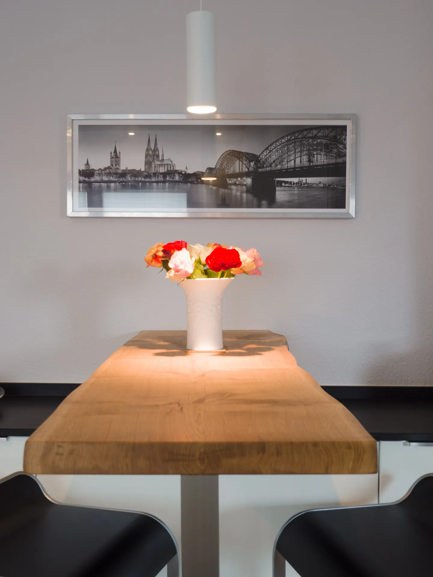 Designküche in U-Form – Häcker Küche in Weiß Hochglanz