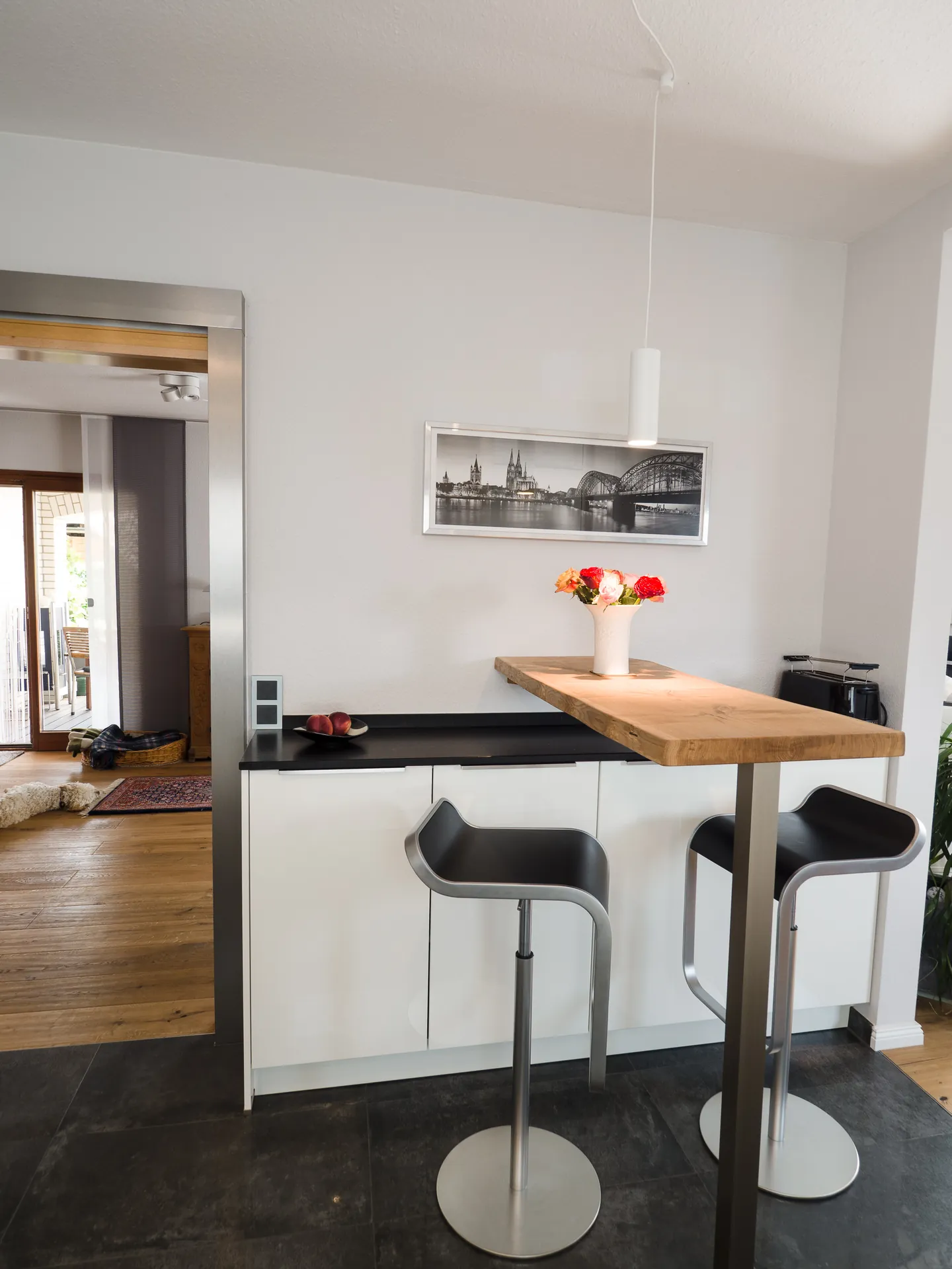 Designküche in U-Form – Häcker Küche in Weiß Hochglanz