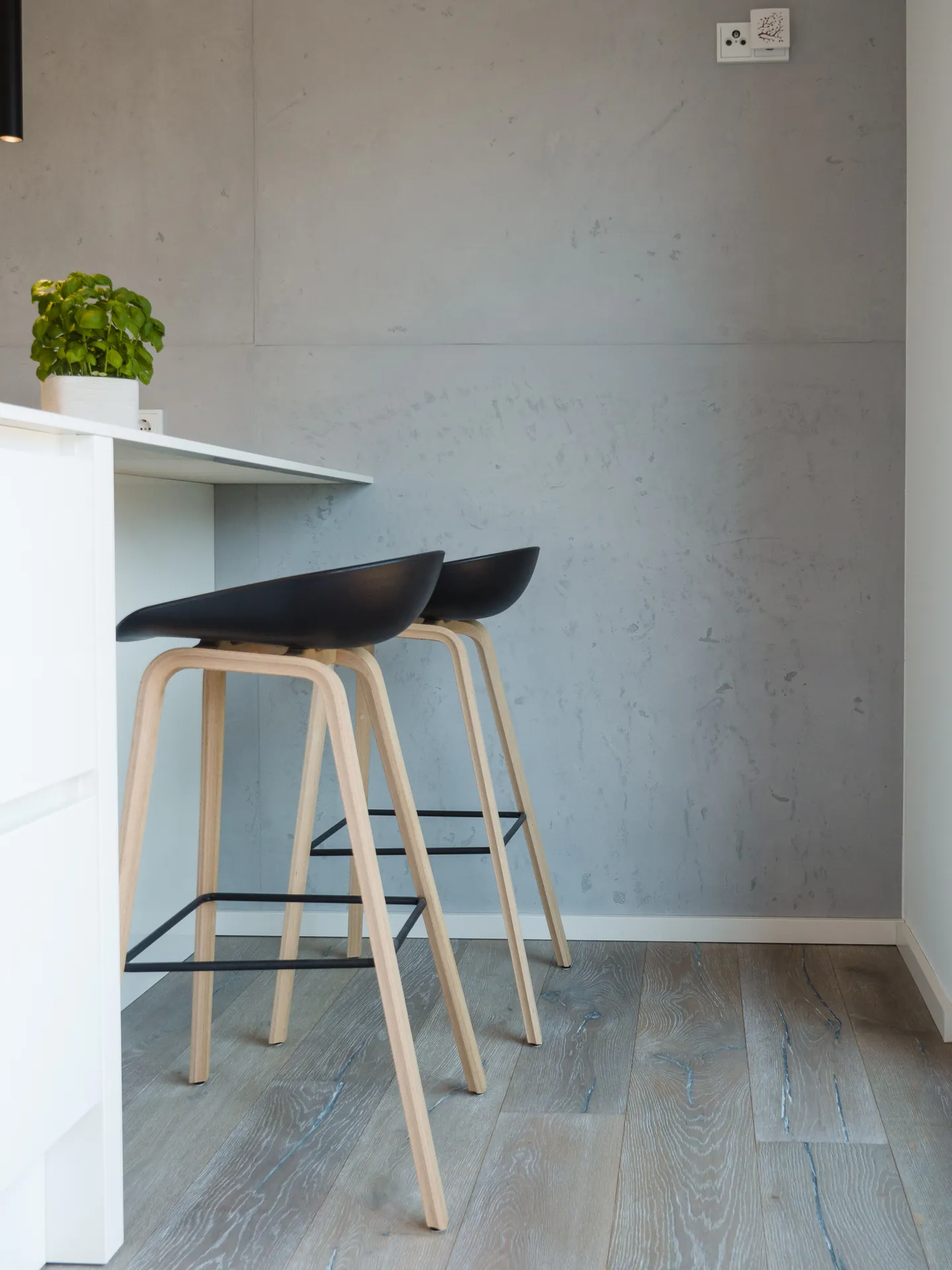 Designküche mit Kochinsel – Grifflose Häcker Küche in Weiß Hochglanz