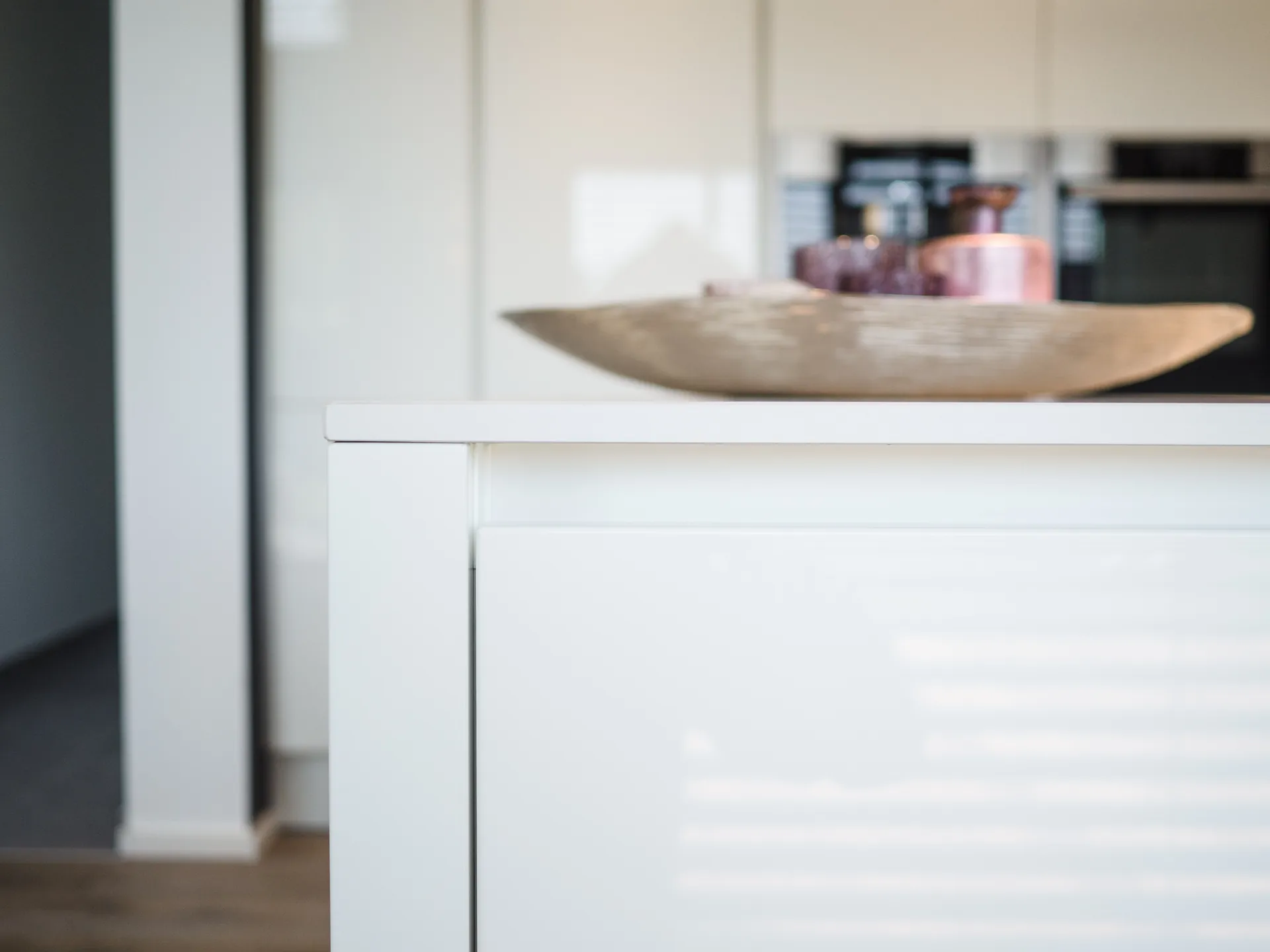 Designküche mit Kochinsel – Grifflose Häcker Küche in Weiß Hochglanz
