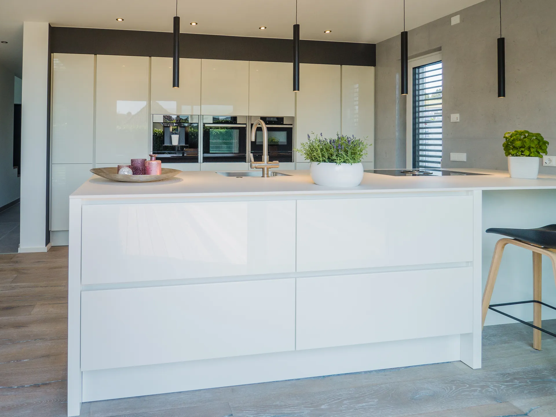 Designküche mit Kochinsel – Grifflose Häcker Küche in Weiß Hochglanz