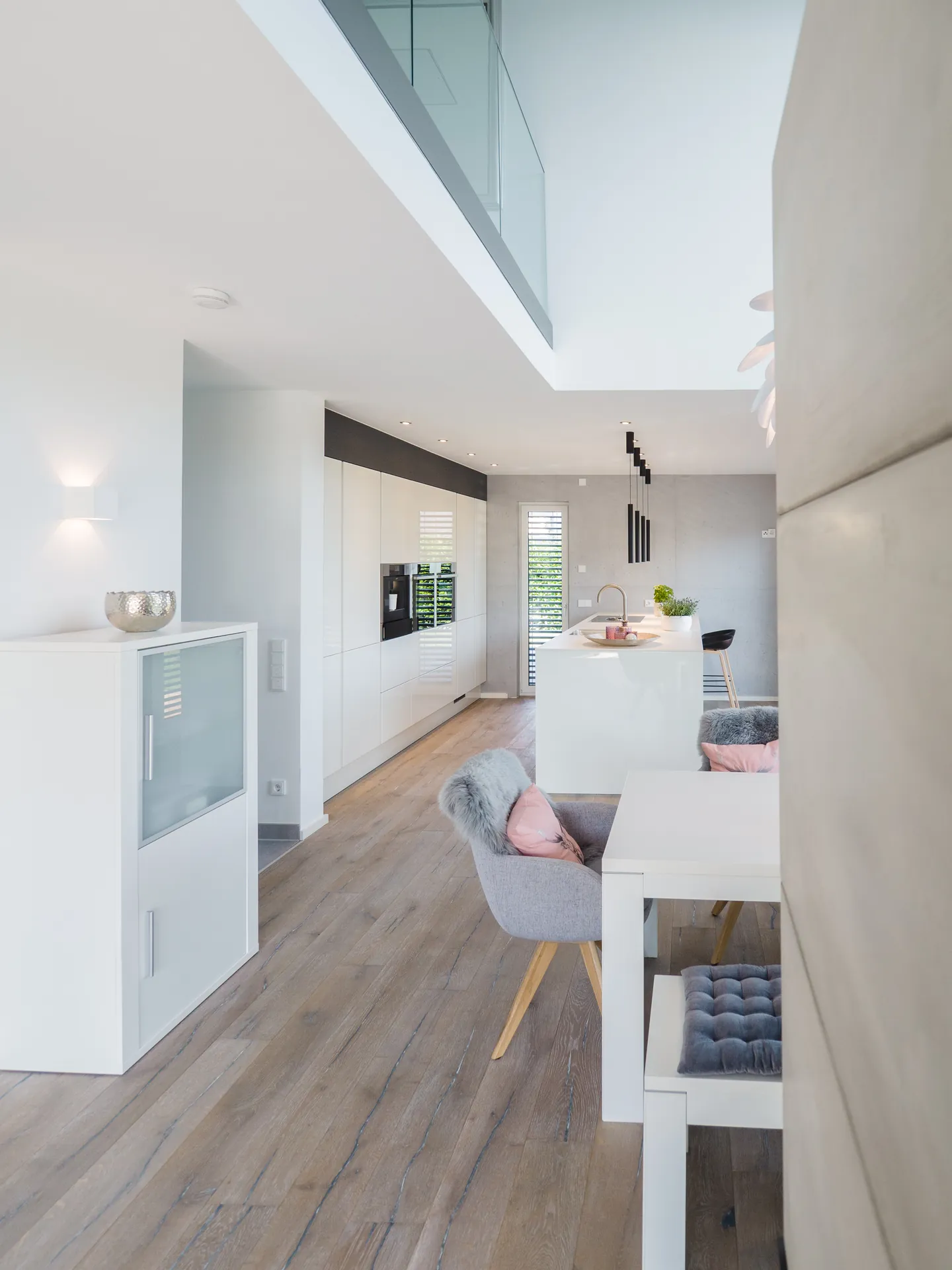 Designküche mit Kochinsel – Grifflose Häcker Küche in Weiß Hochglanz