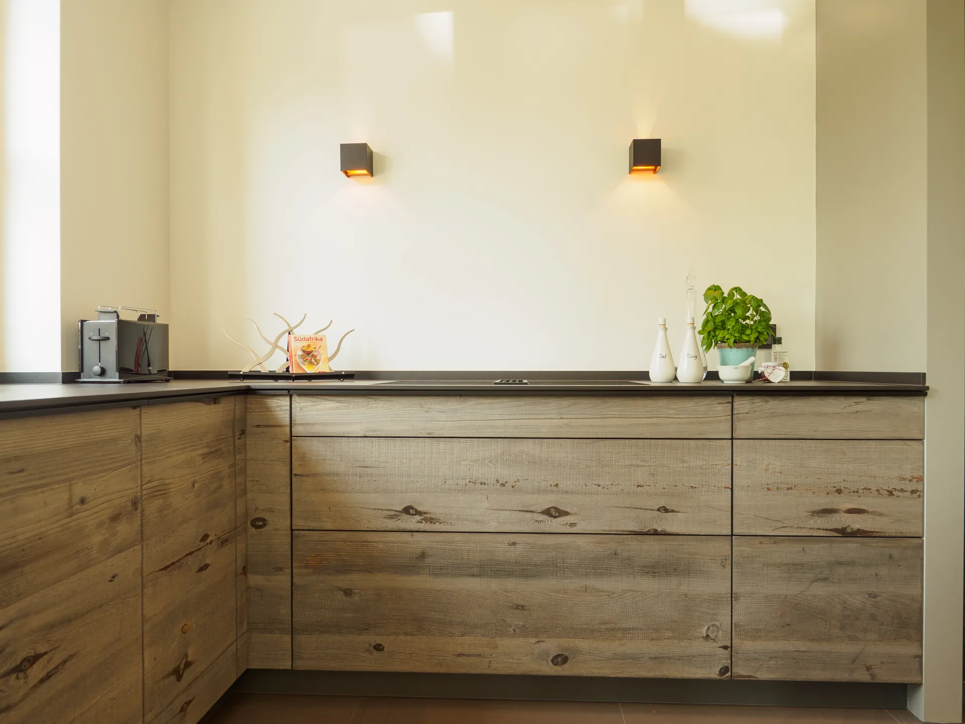 Designküche in Holz – Exklusive Küche mit sonnenverbrannten Holzfronten