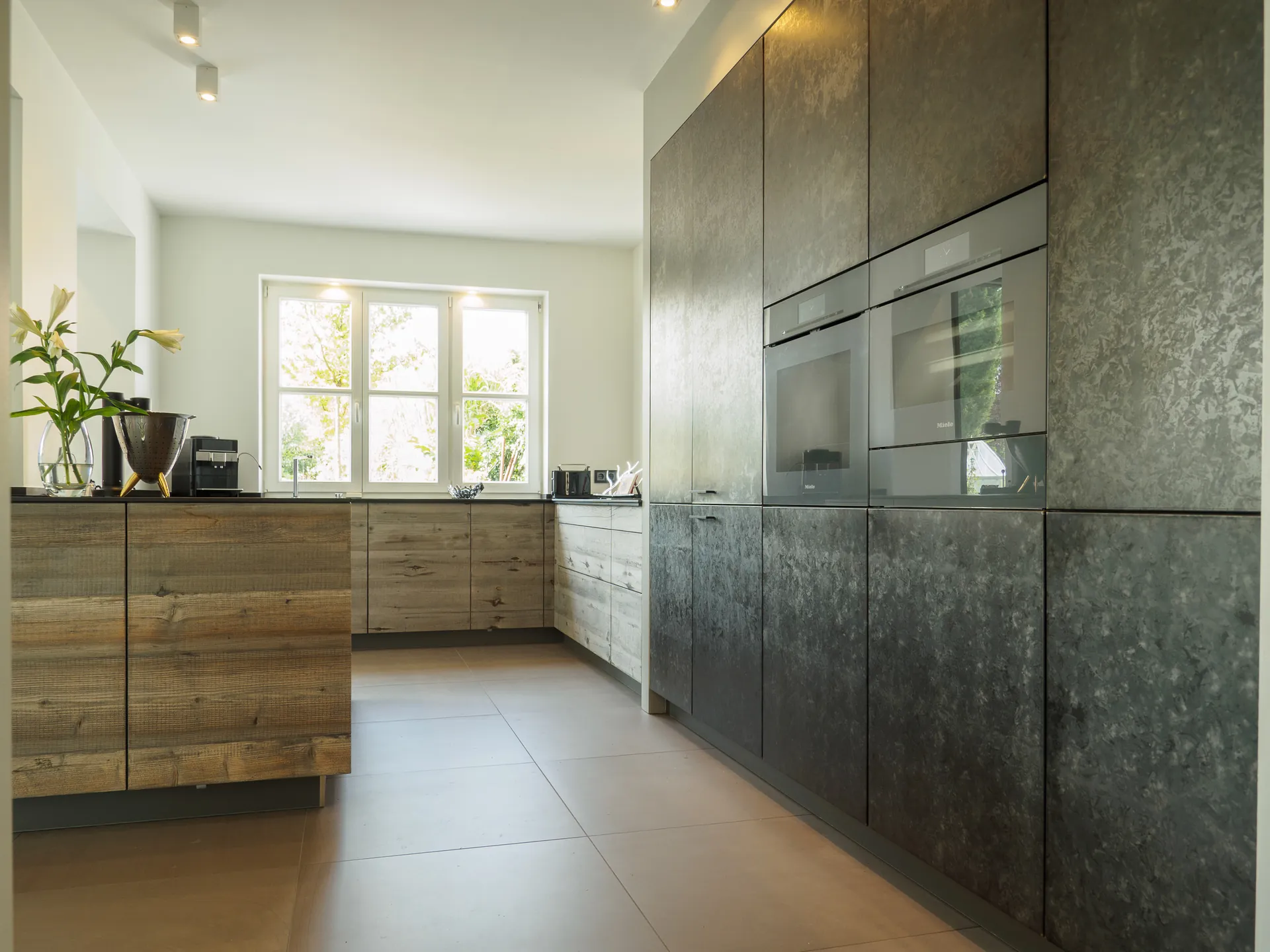 Designküche in Holz – Exklusive Küche mit sonnenverbrannten Holzfronten