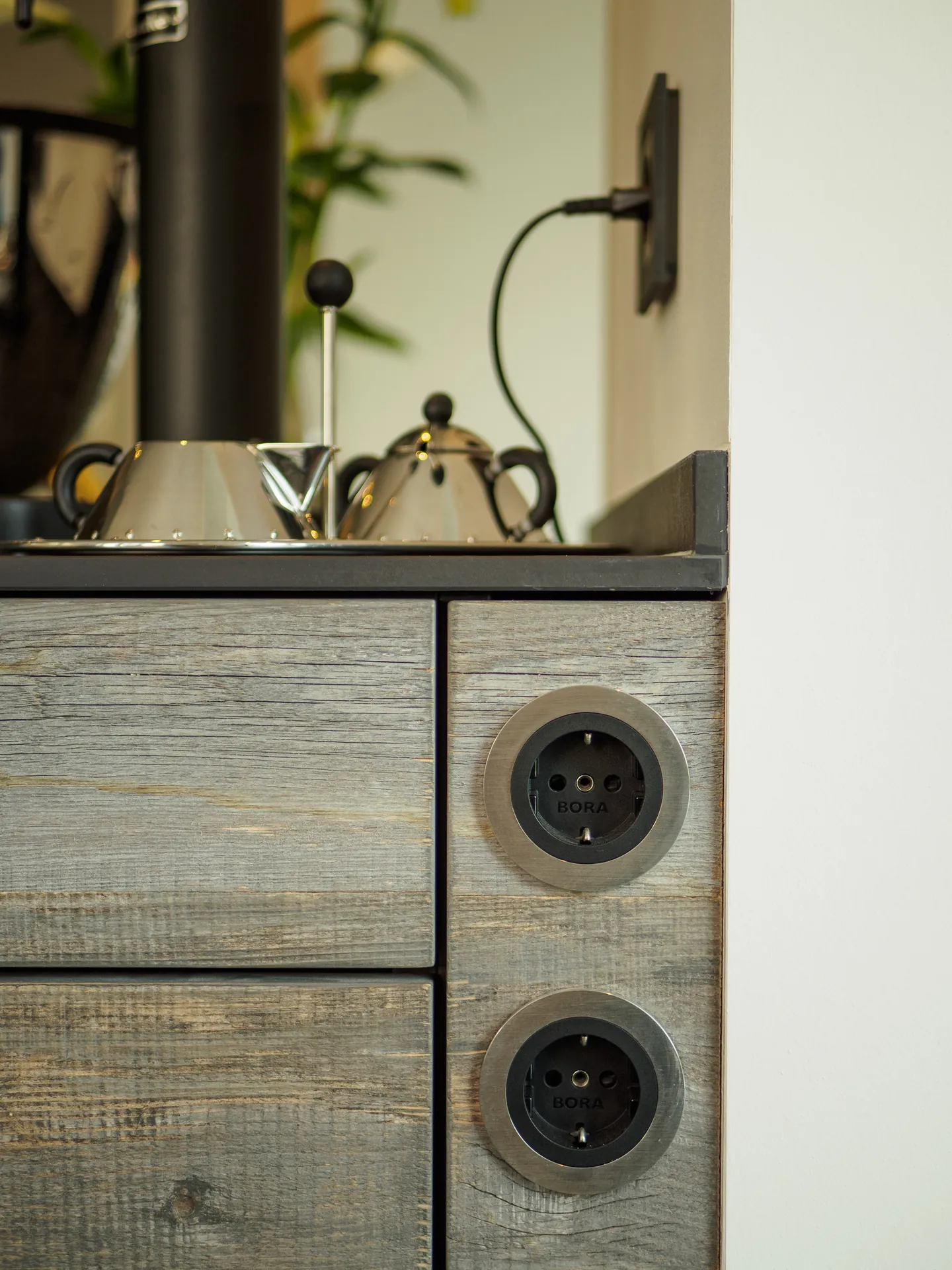Designküche in Holz – Exklusive Küche mit sonnenverbrannten Holzfronten