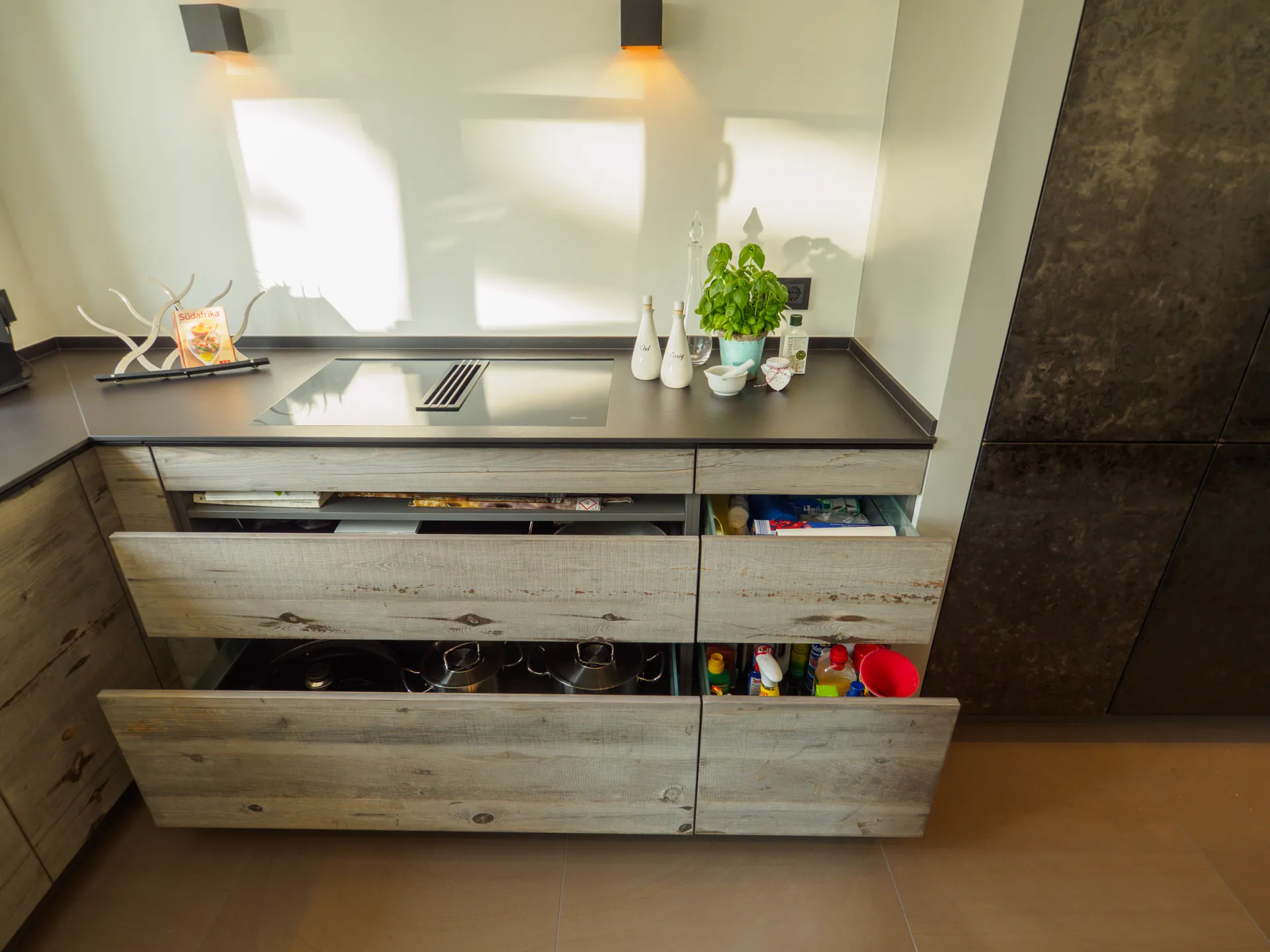 Designküche in Holz – Exklusive Küche mit sonnenverbrannten Holzfronten