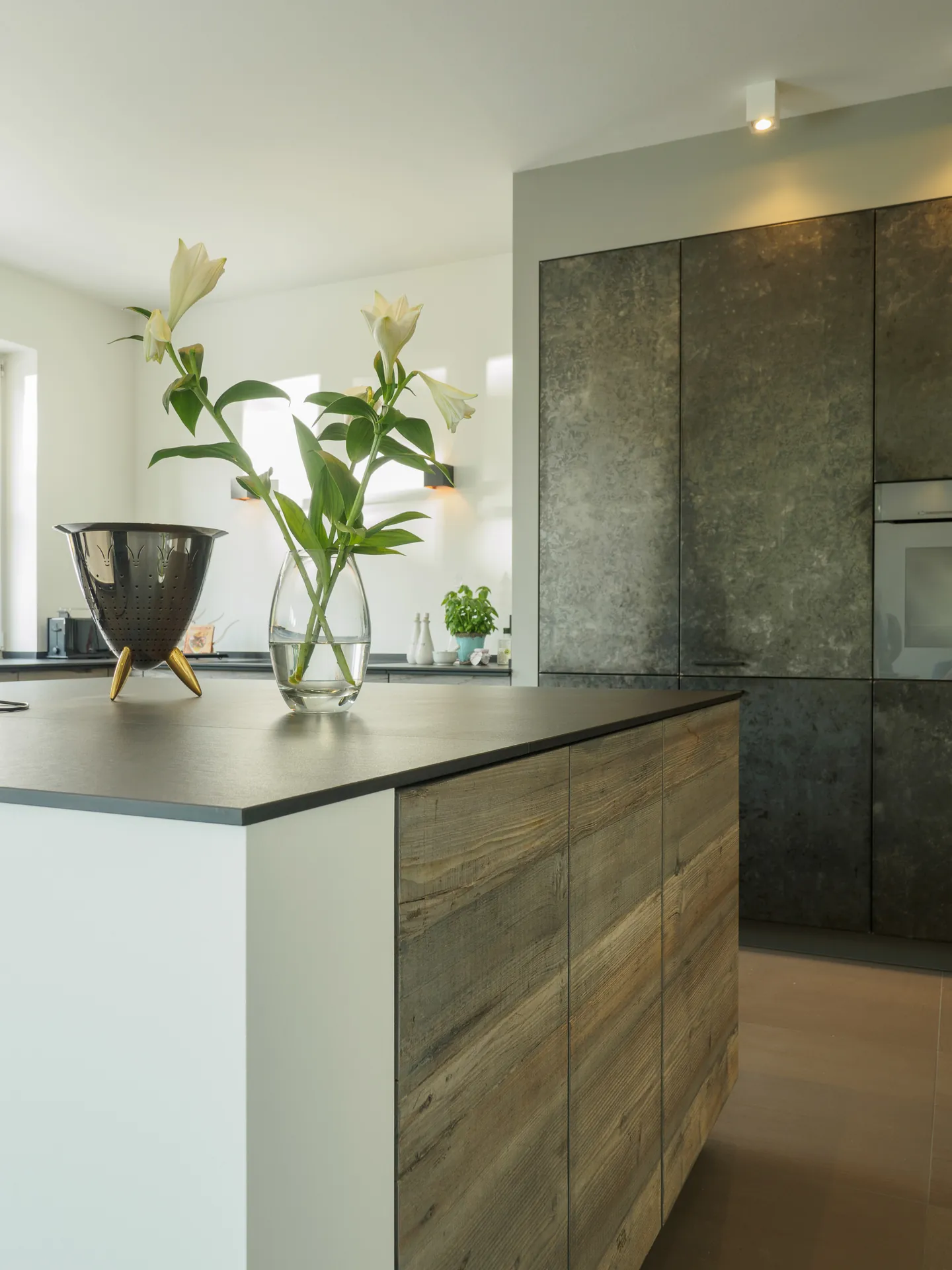 Designküche in Holz – Exklusive Küche mit sonnenverbrannten Holzfronten