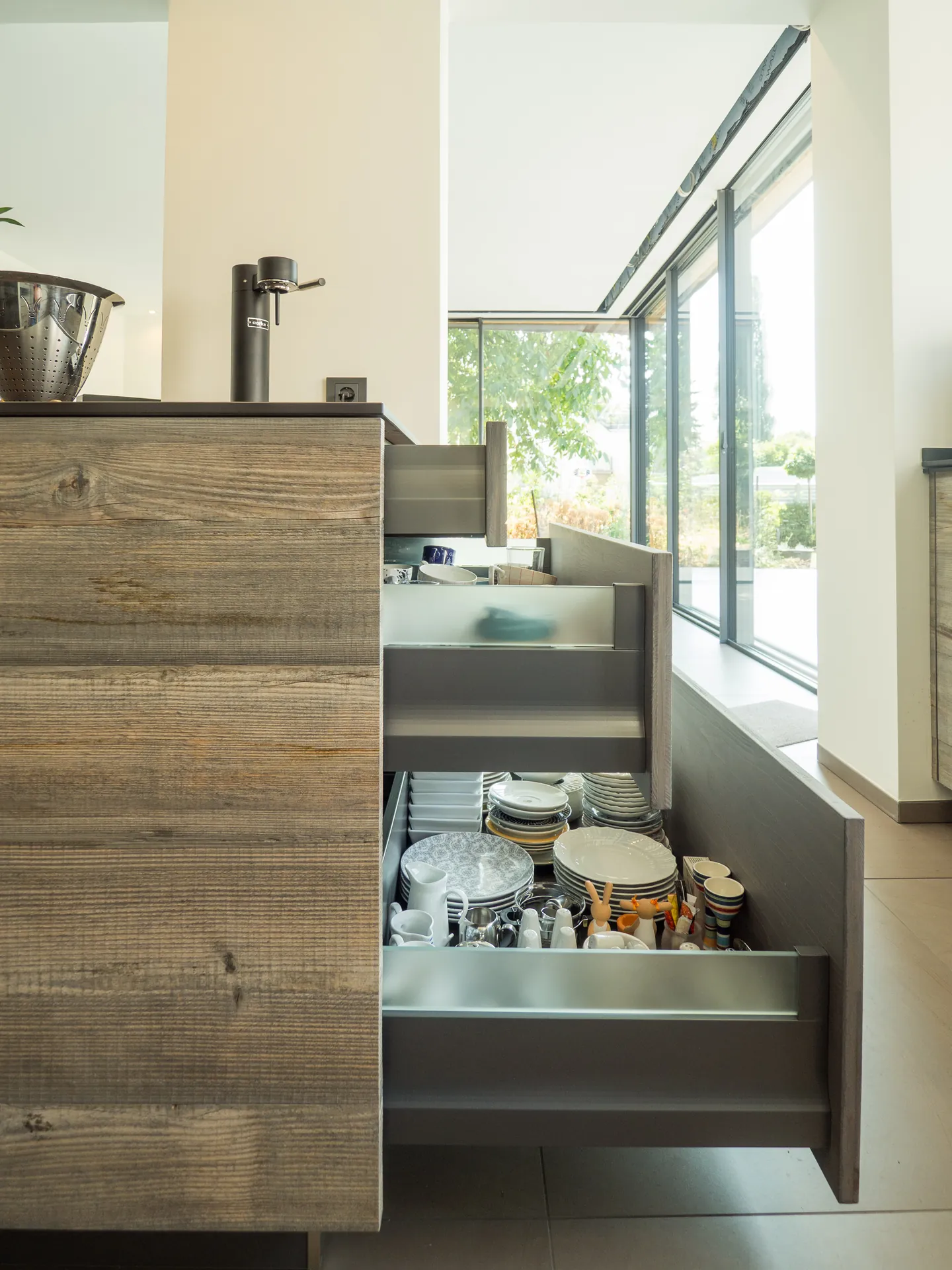 Designküche in Holz – Exklusive Küche mit sonnenverbrannten Holzfronten