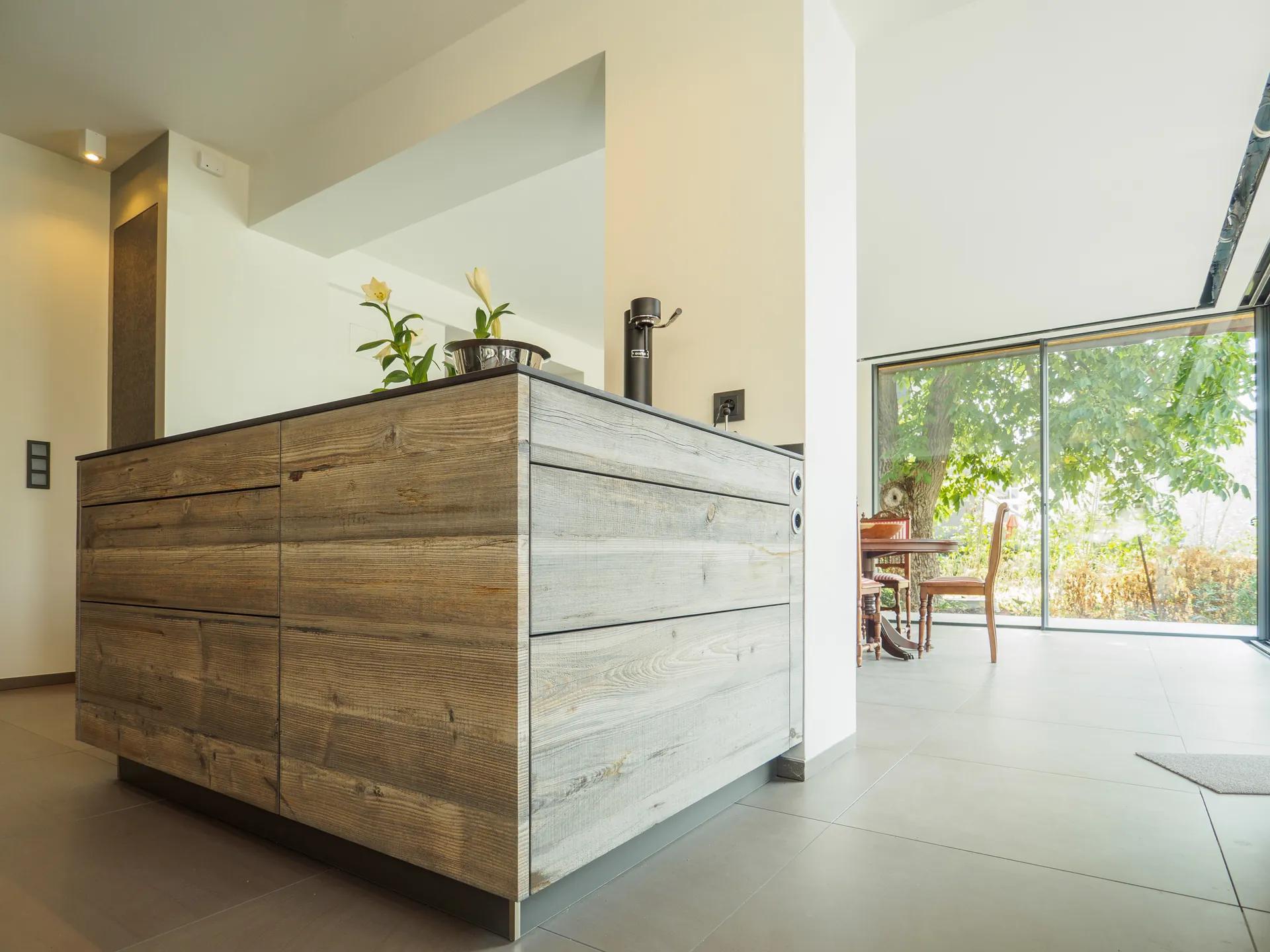 Designküche in Holz – Exklusive Küche mit sonnenverbrannten Holzfronten