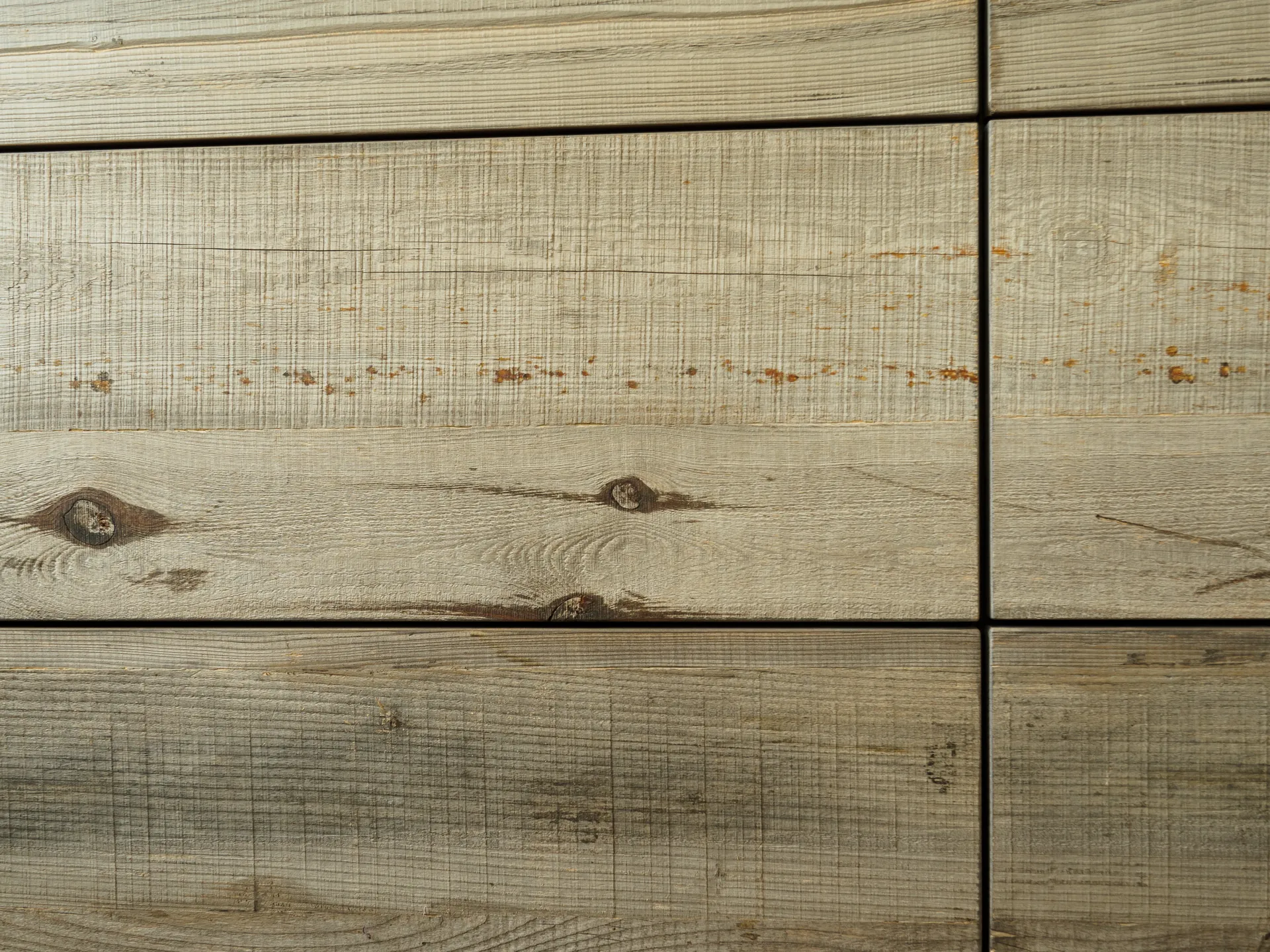 Designküche in Holz – Exklusive Küche mit sonnenverbrannten Holzfronten
