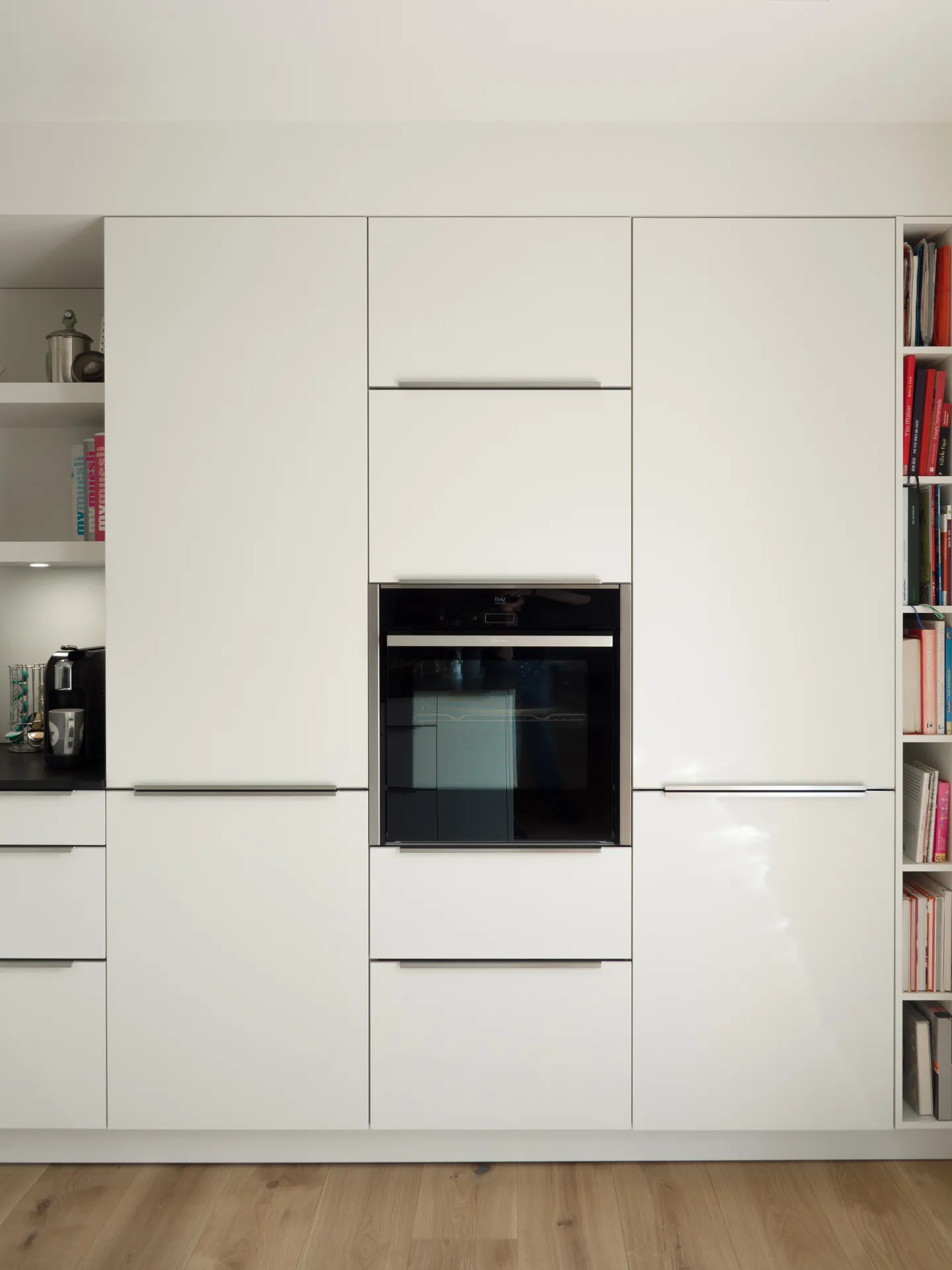 Designküche – Zeitloser Küchentraum in Weiß mit Bora