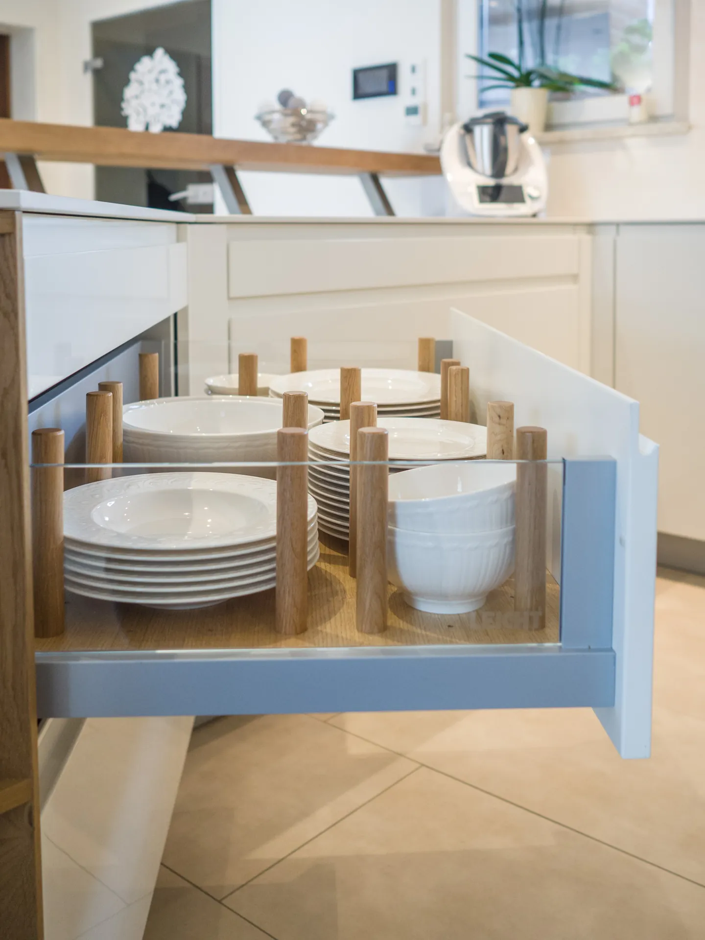 Designküche – Leicht Küche Arktisweiß Hochglanz mit Eiche-Furnier