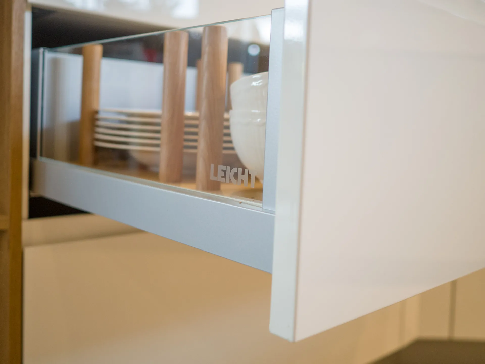 Designküche – Leicht Küche Arktisweiß Hochglanz mit Eiche-Furnier