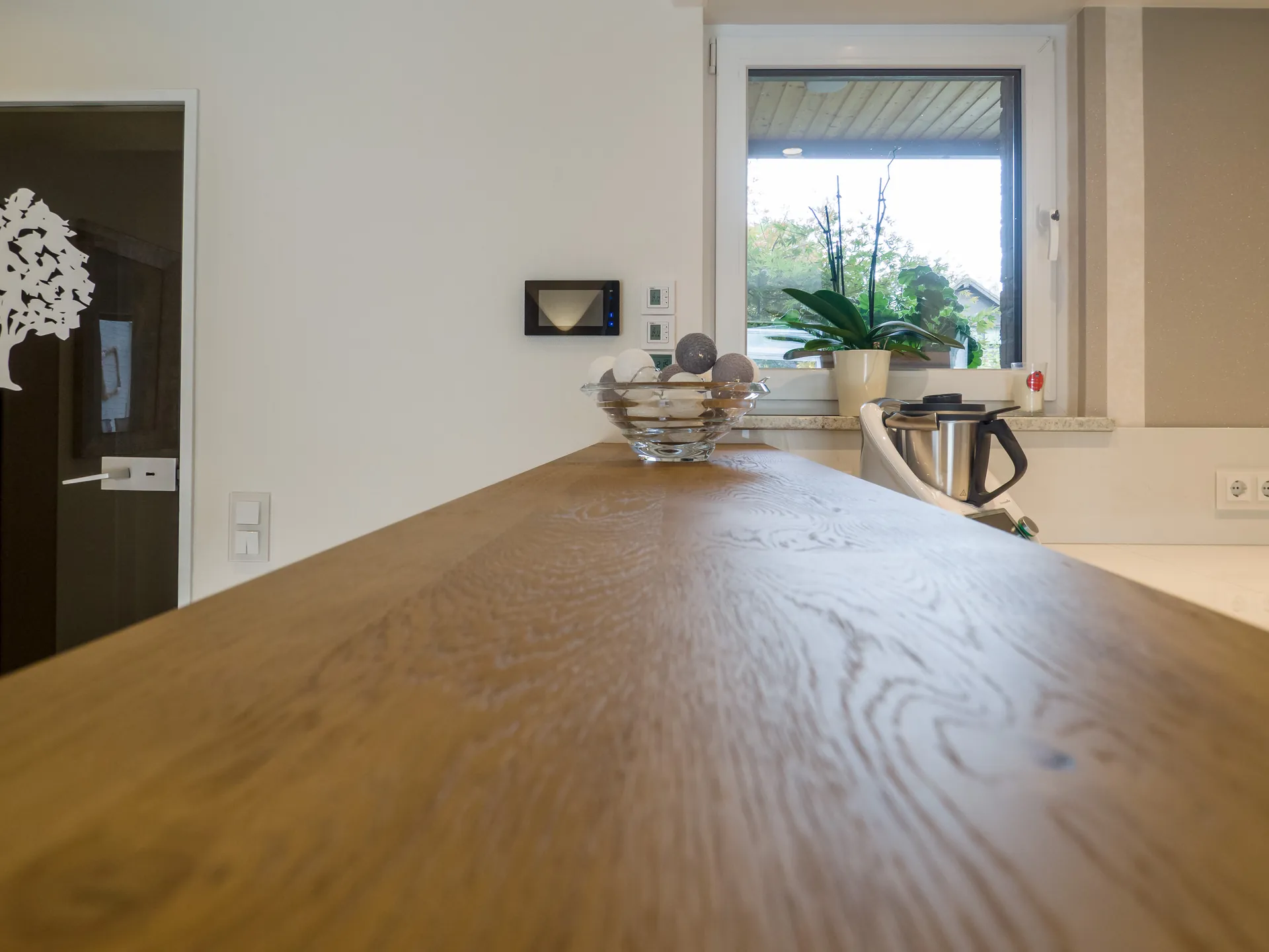 Designküche – Leicht Küche Arktisweiß Hochglanz mit Eiche-Furnier