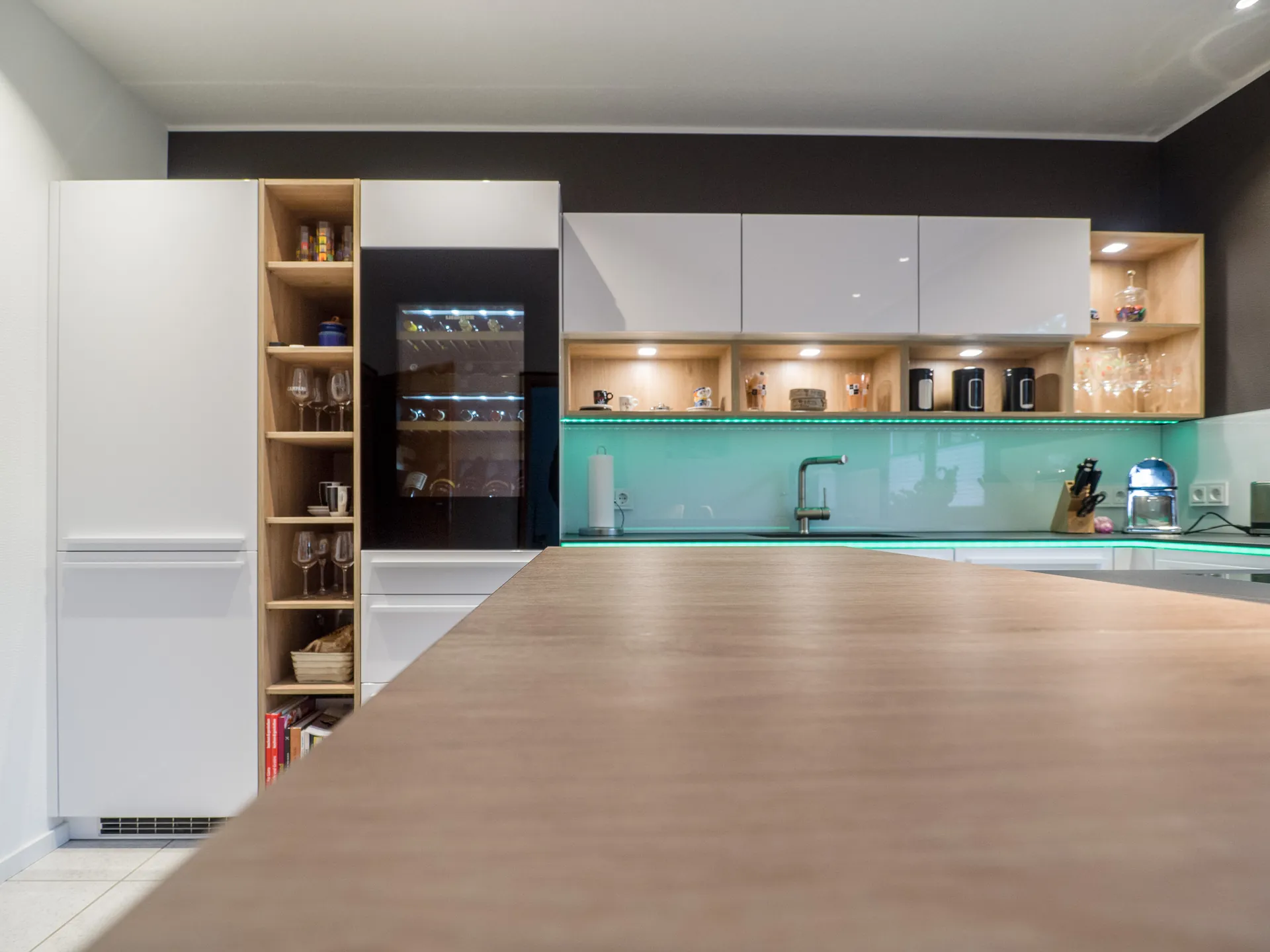 Designküche – Leicht Küche Arktisweiß mit Dekton-Arbeitsplatte
