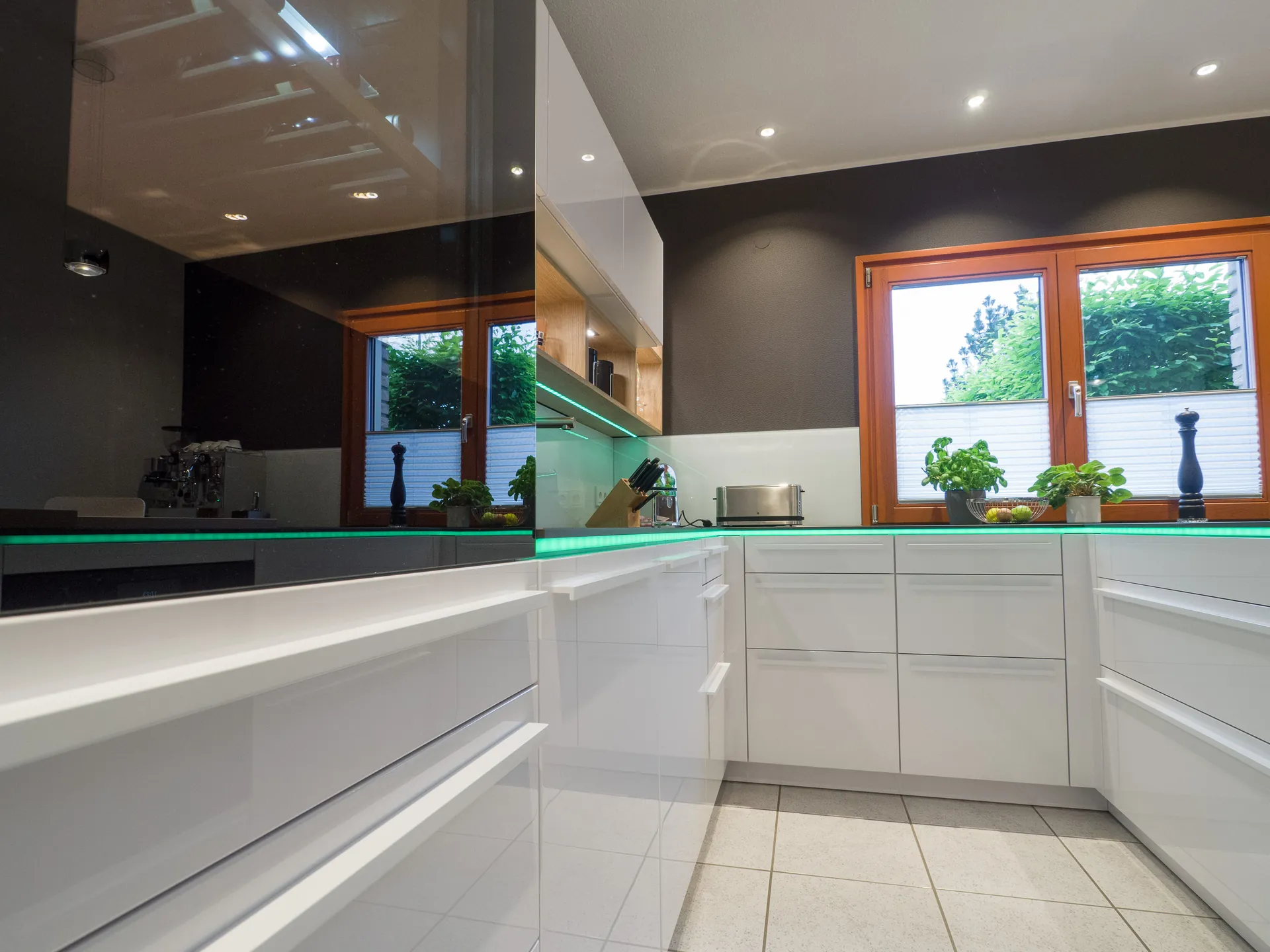 Designküche – Leicht Küche Arktisweiß mit Dekton-Arbeitsplatte