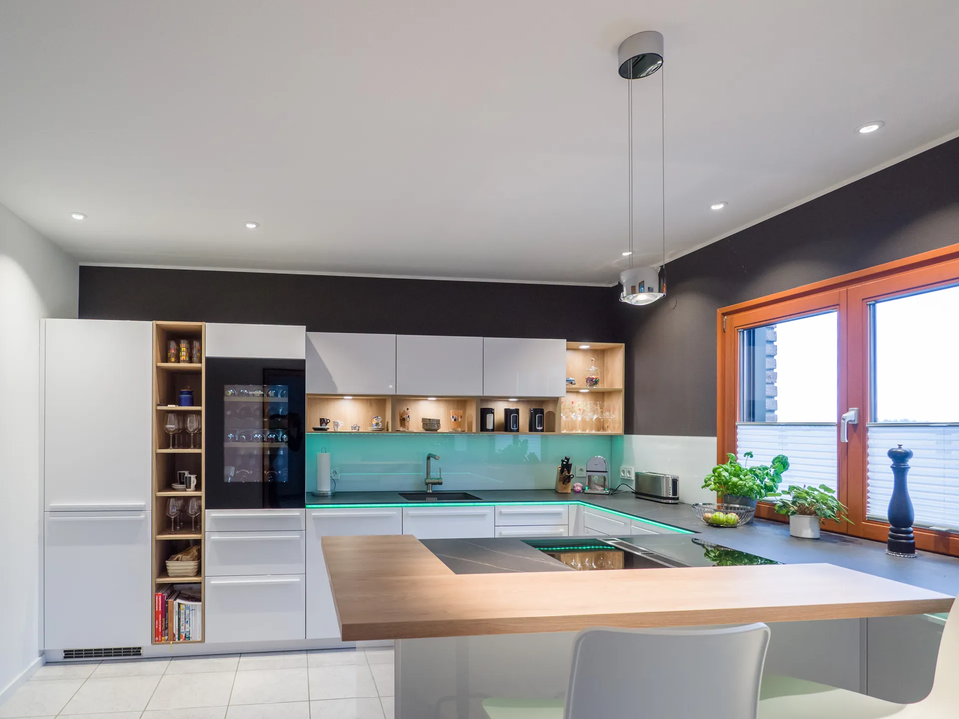 Designküche – Leicht Küche Arktisweiß mit Dekton-Arbeitsplatte