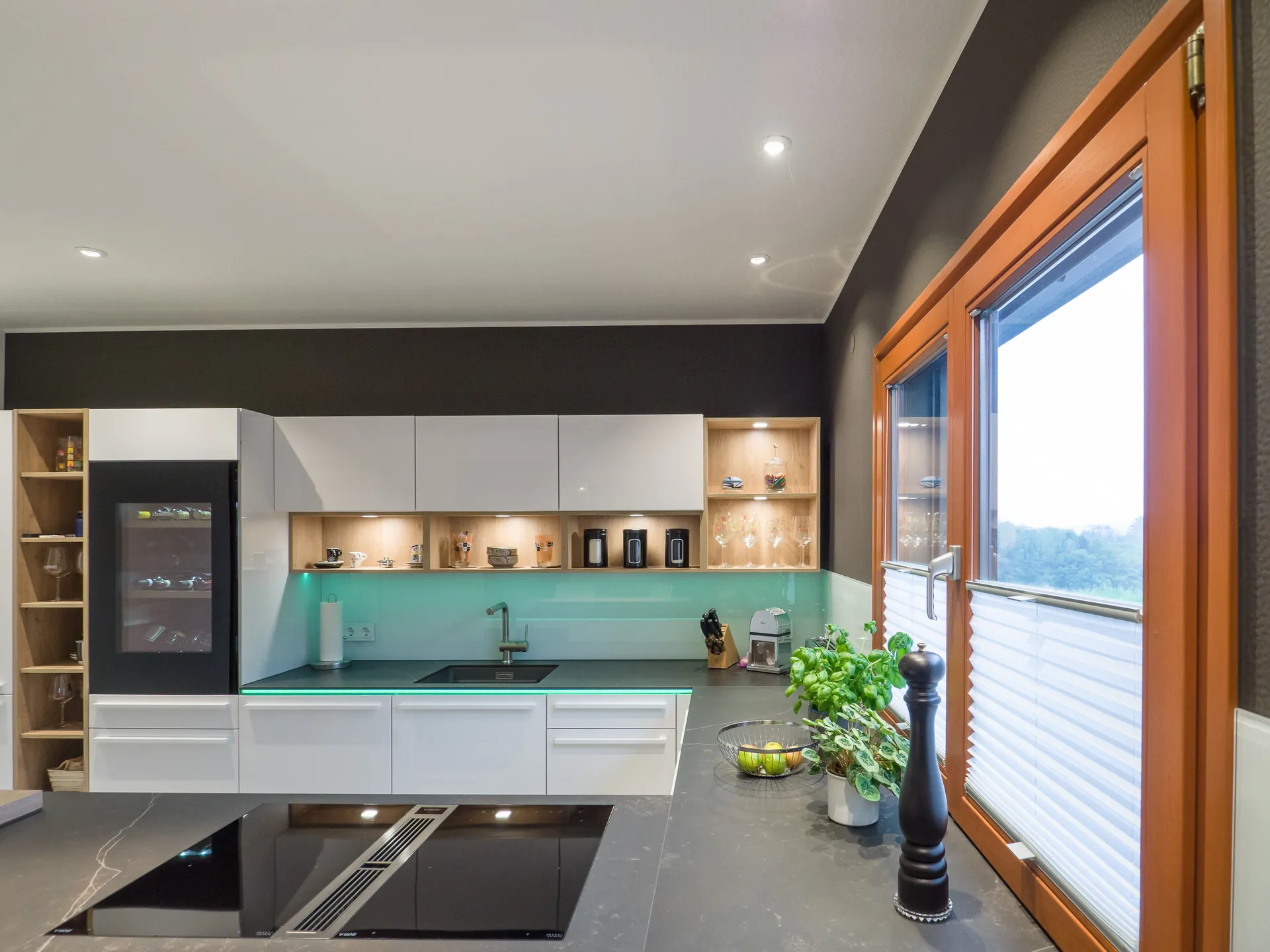 Designküche – Leicht Küche Arktisweiß mit Dekton-Arbeitsplatte