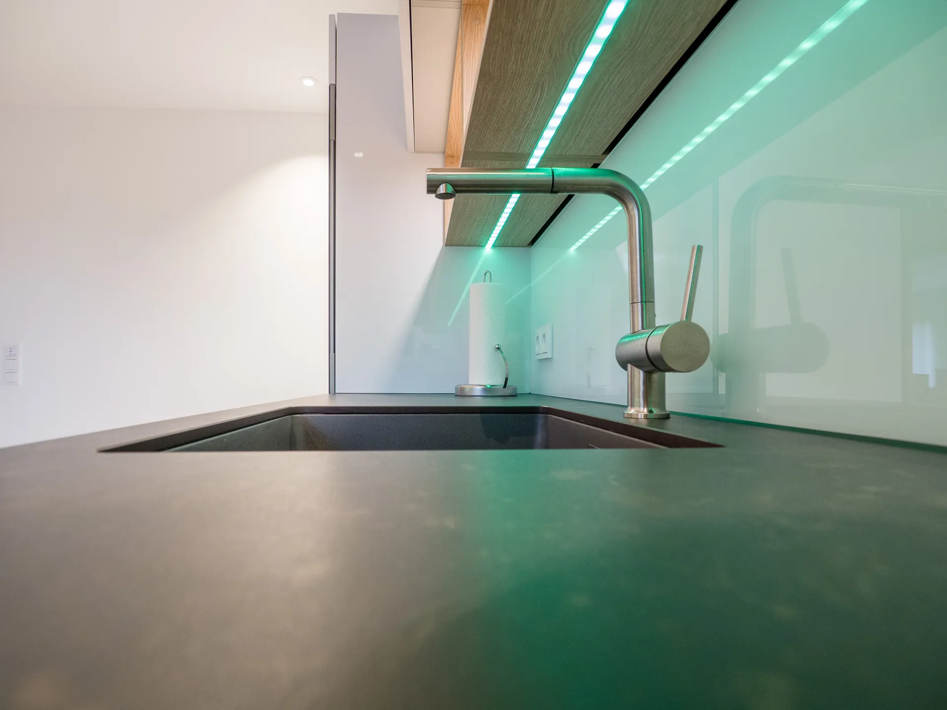Designküche – Leicht Küche Arktisweiß mit Dekton-Arbeitsplatte