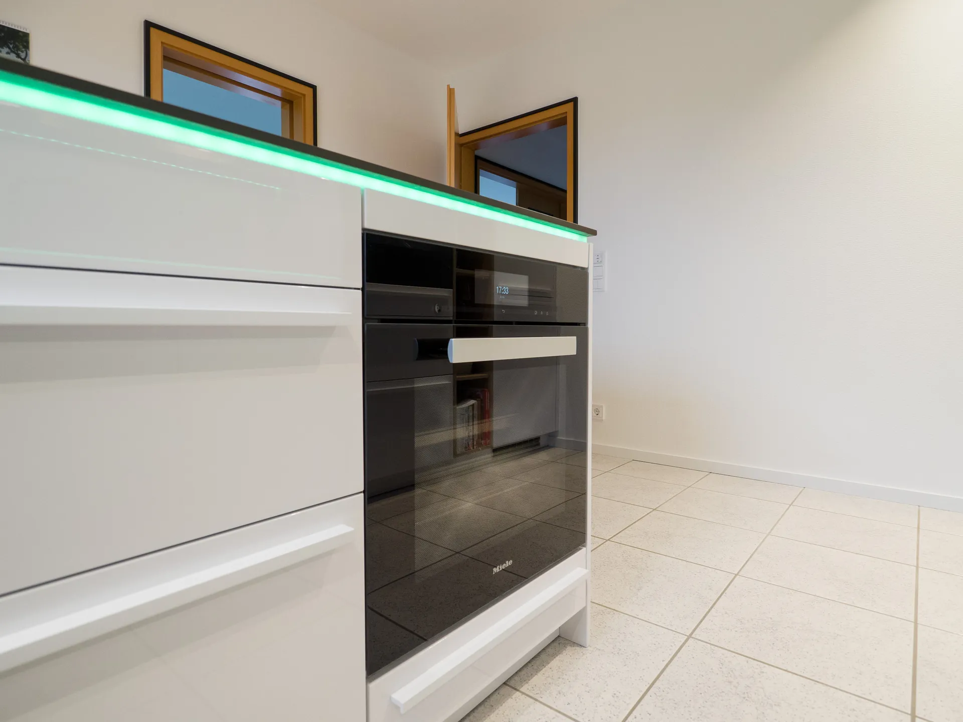 Designküche – Leicht Küche Arktisweiß mit Dekton-Arbeitsplatte