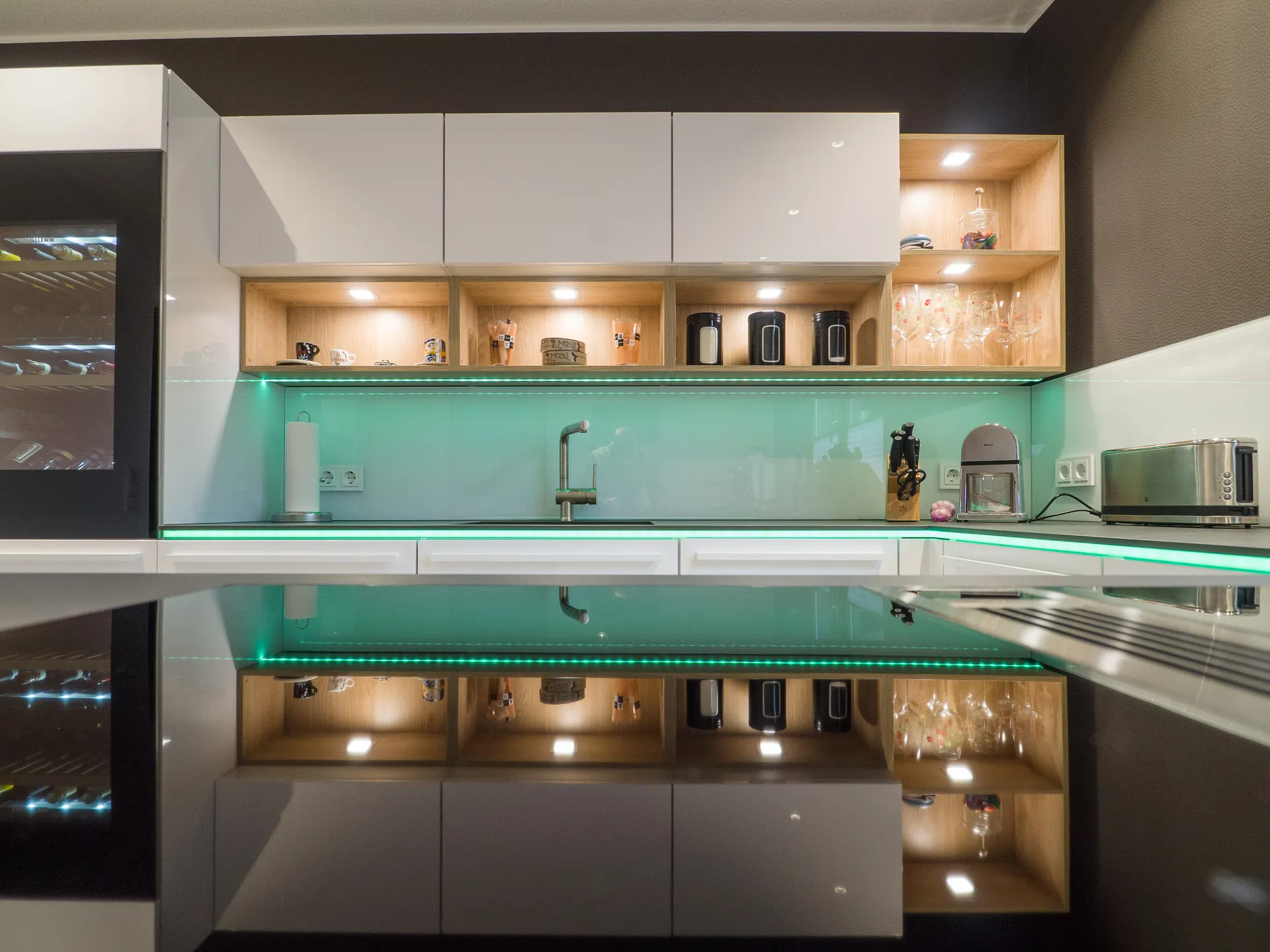 Designküche – Leicht Küche Arktisweiß mit Dekton-Arbeitsplatte
