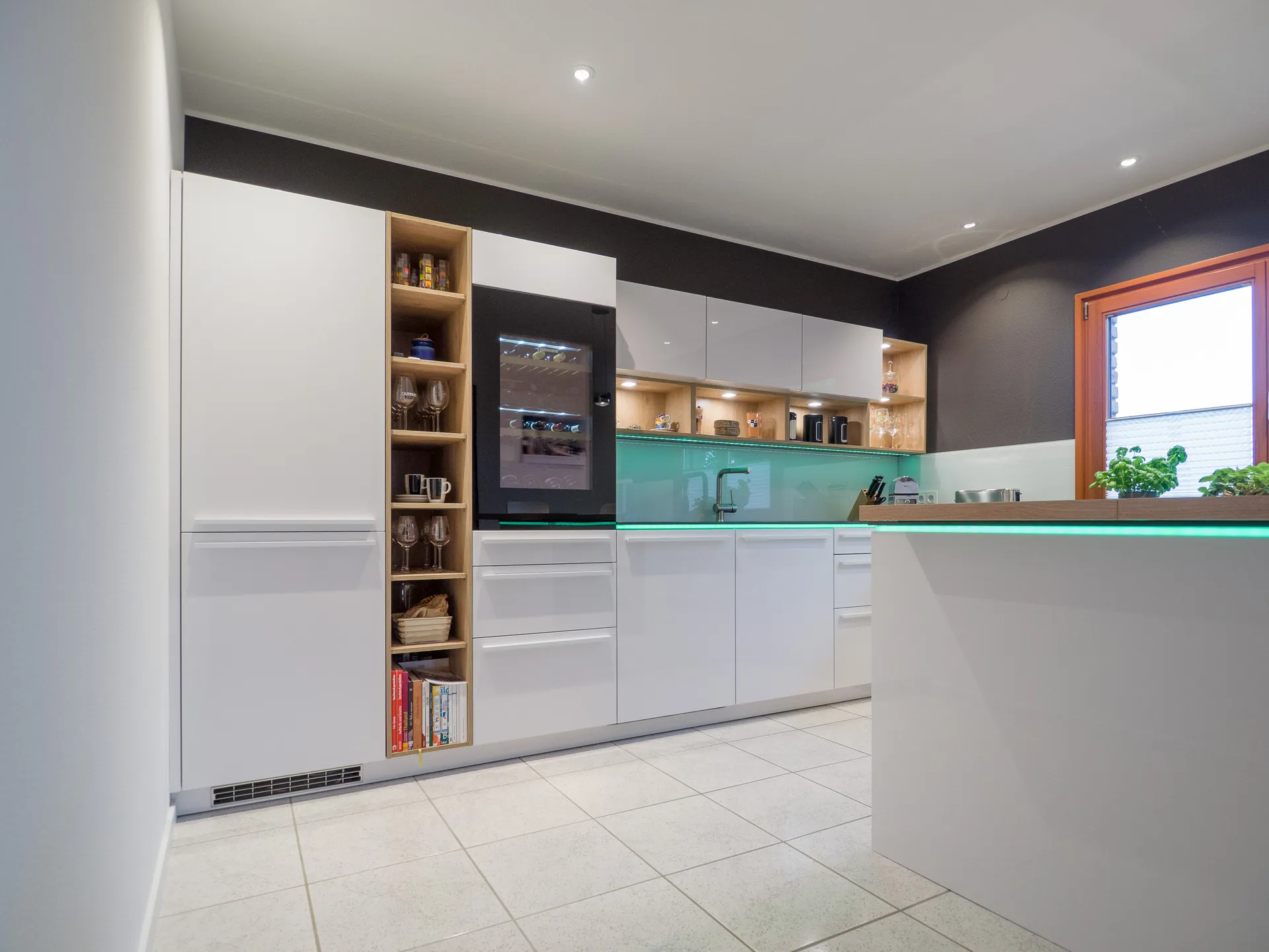 Designküche – Leicht Küche Arktisweiß mit Dekton-Arbeitsplatte