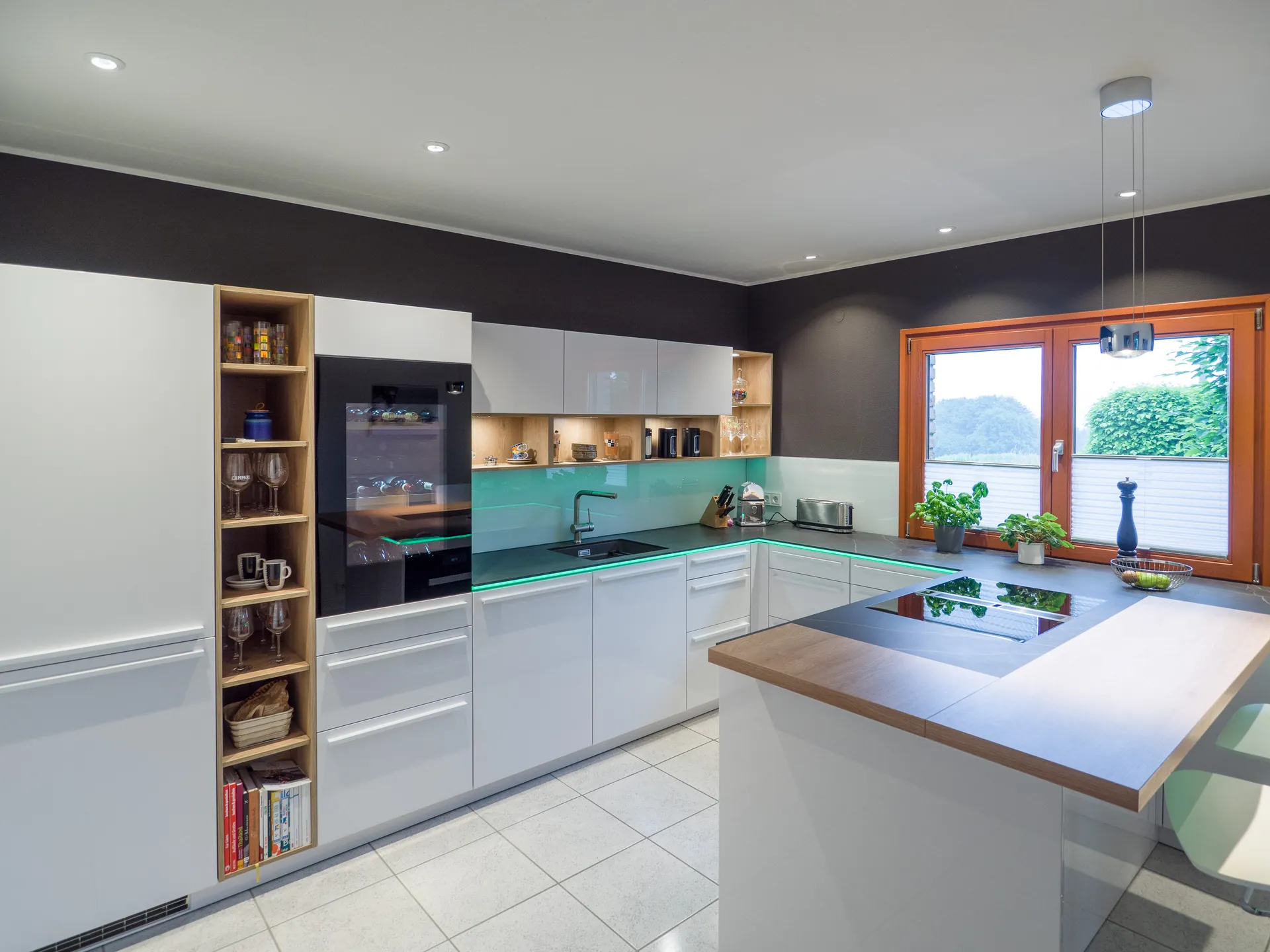 Designküche – Leicht Küche Arktisweiß mit Dekton-Arbeitsplatte